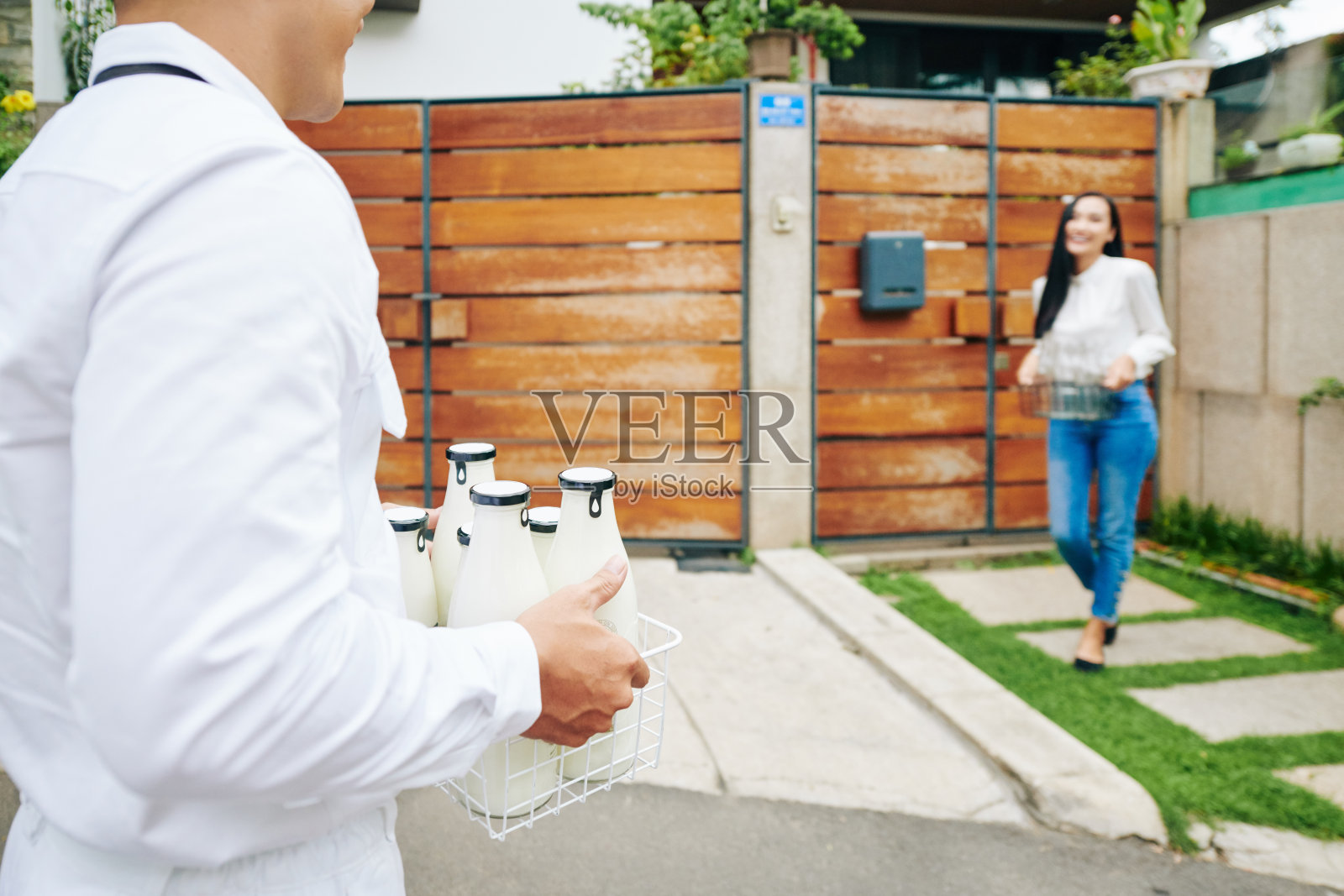 给顾客送奶瓶照片摄影图片