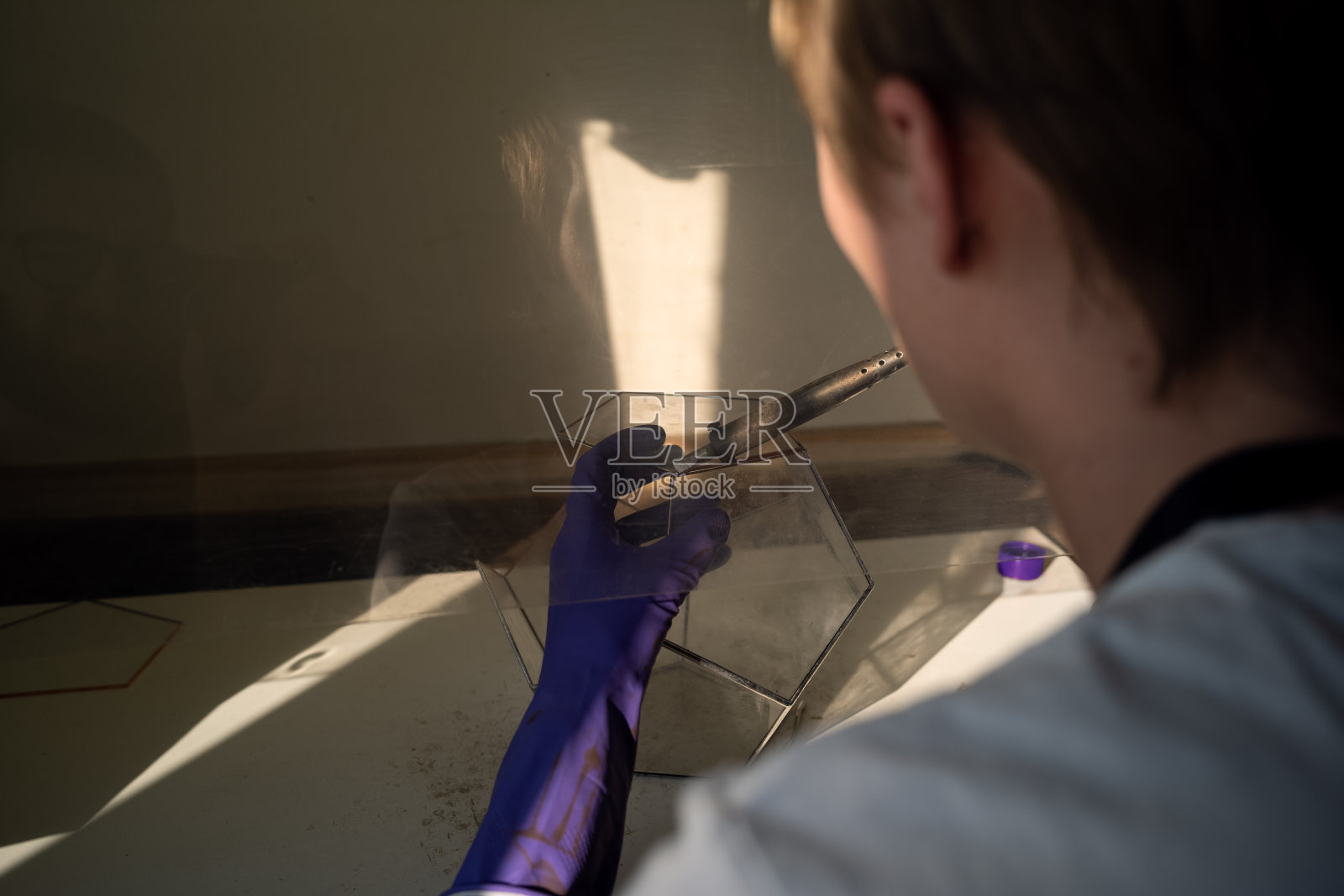 人们把玻璃碎片组装到玻璃锅里照片摄影图片