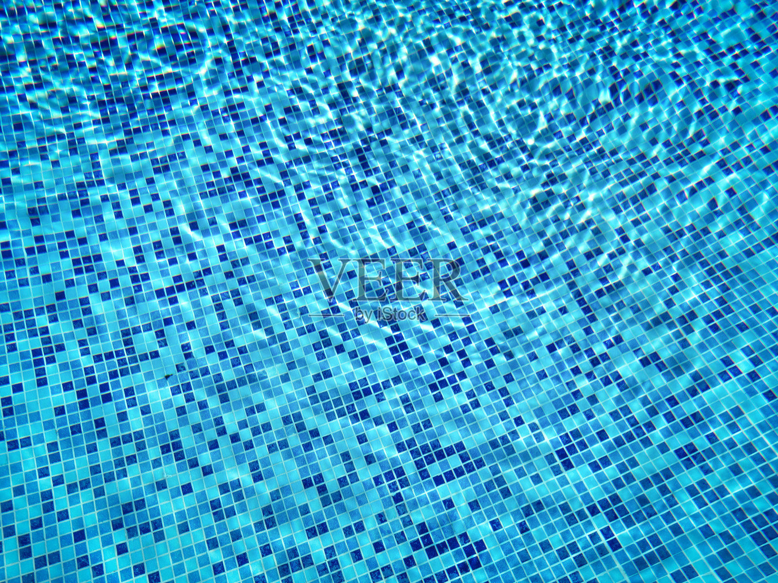 游泳池里蓝色的浪花照片摄影图片