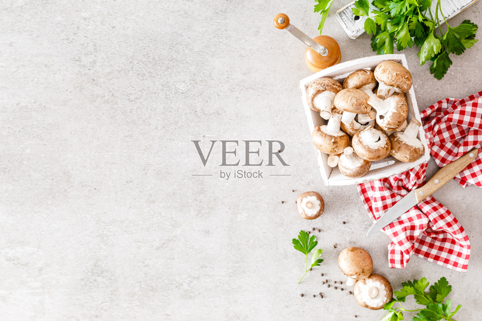 生蘑菇白背景蘑菇，烹饪新鲜蘑菇照片摄影图片