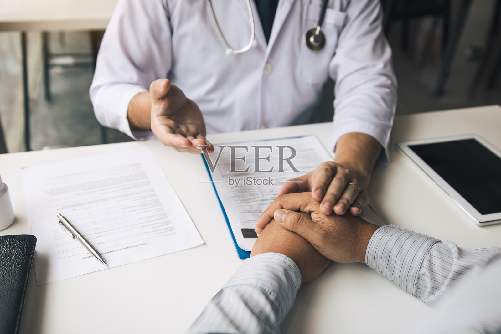 医生握着手安慰病人照片摄影图片