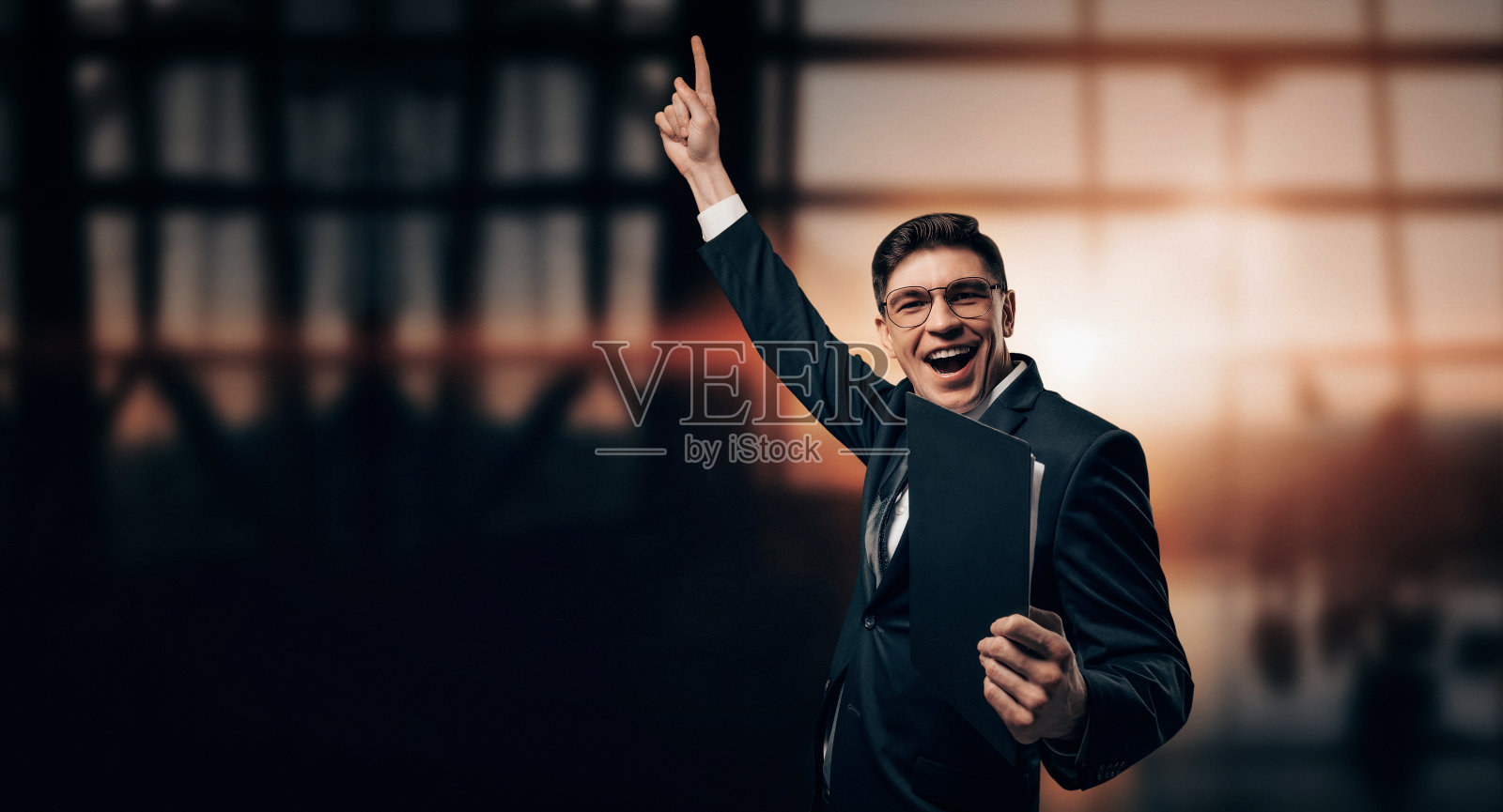 身穿商务套装的男子在机场，举起双手，VIP接送服务，私人航空公司，包机照片摄影图片