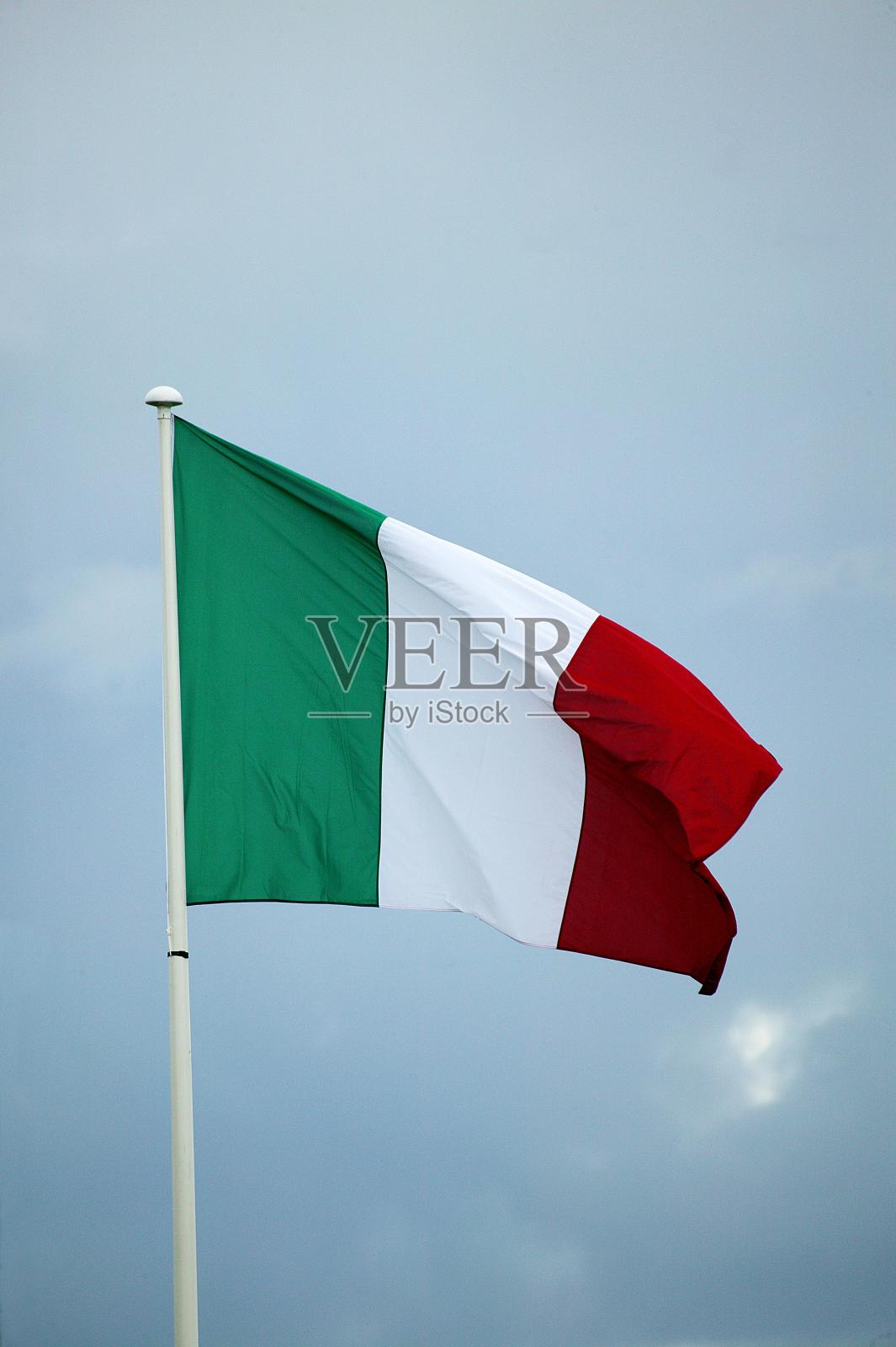 风中飘扬的意大利国旗照片摄影图片