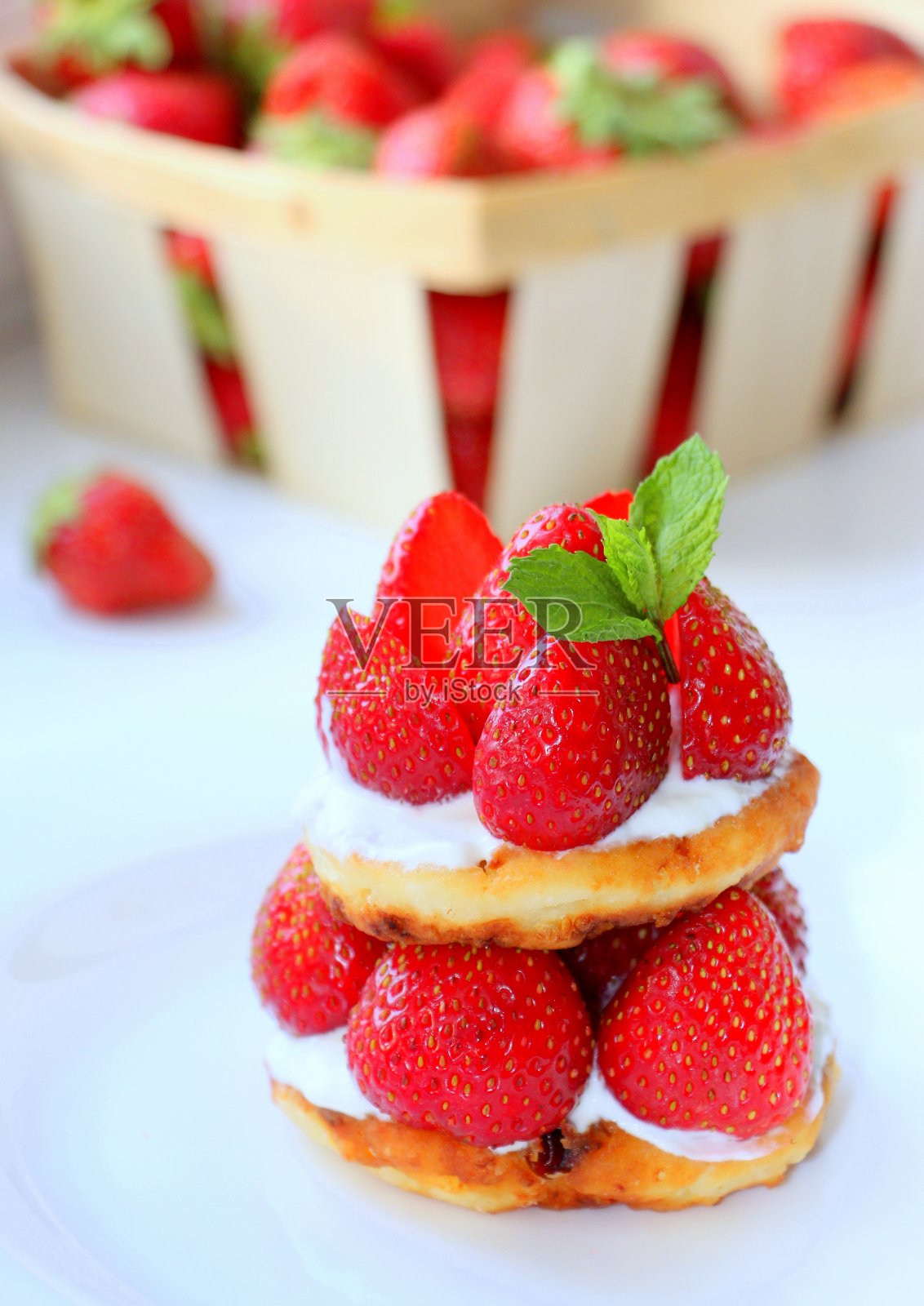 新鲜草莓，薄荷叶和凝乳芝士蛋糕。照片摄影图片