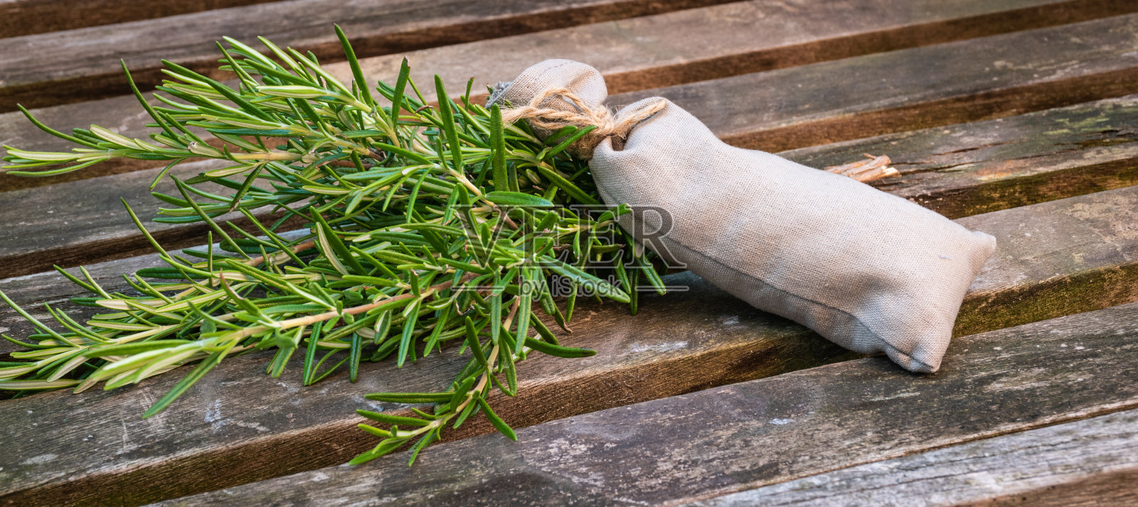 迷迭香香草和香囊。照片摄影图片