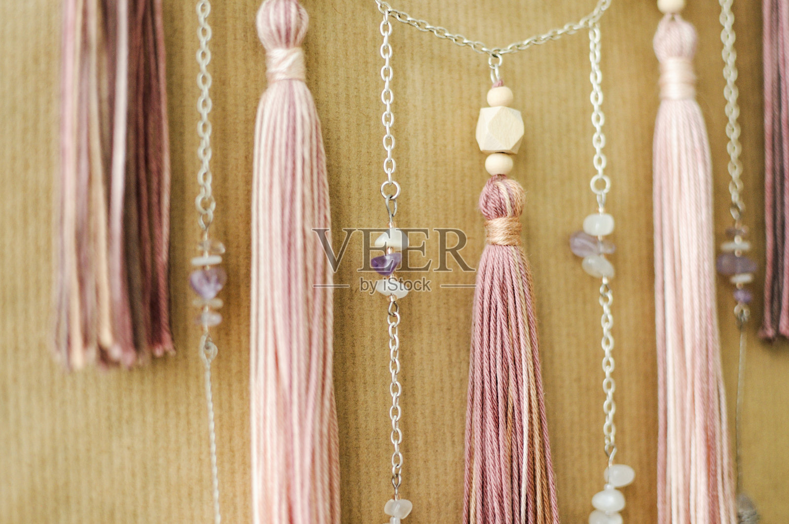 特写现代曼荼罗与石英晶体，紫水晶，月长石，流苏和链在工艺纸背景照片摄影图片