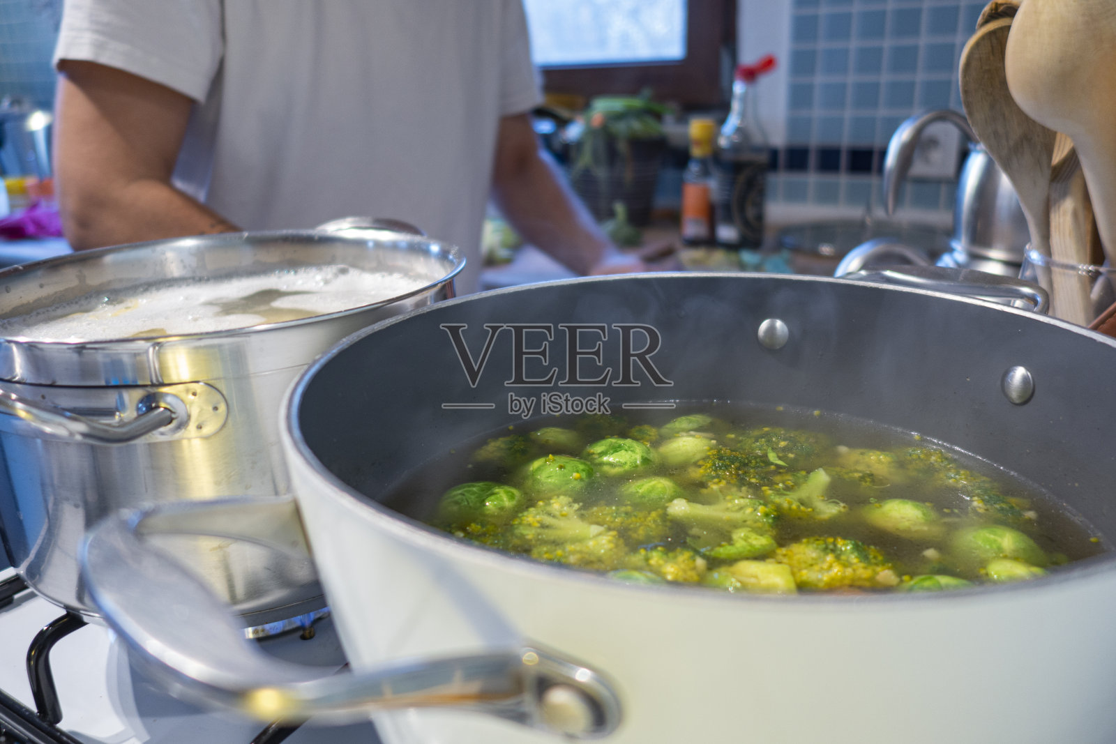 绿花椰菜营养汤，平底锅放在铁架上照片摄影图片