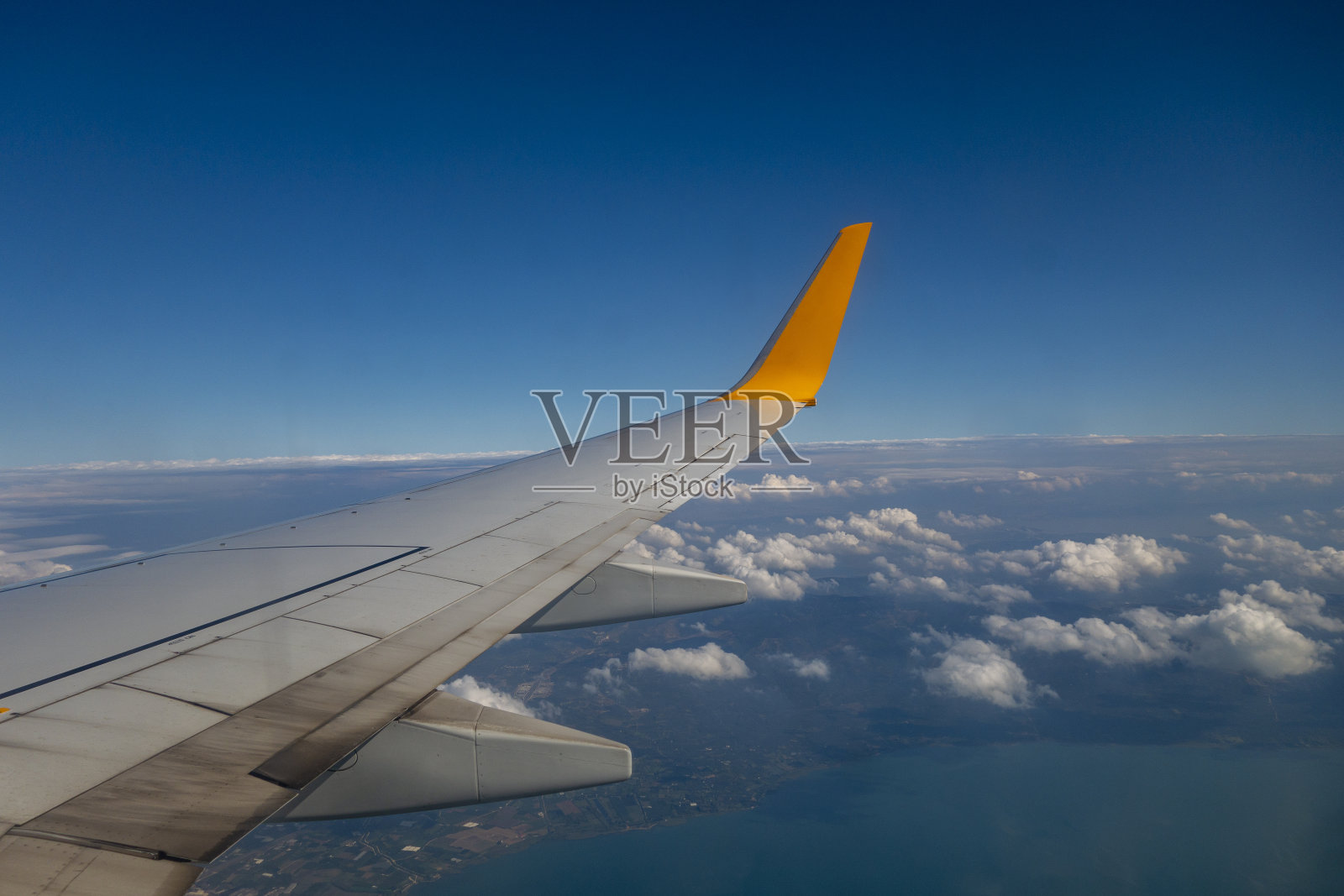 飞机的机翼在天空的云上面飞行照片摄影图片