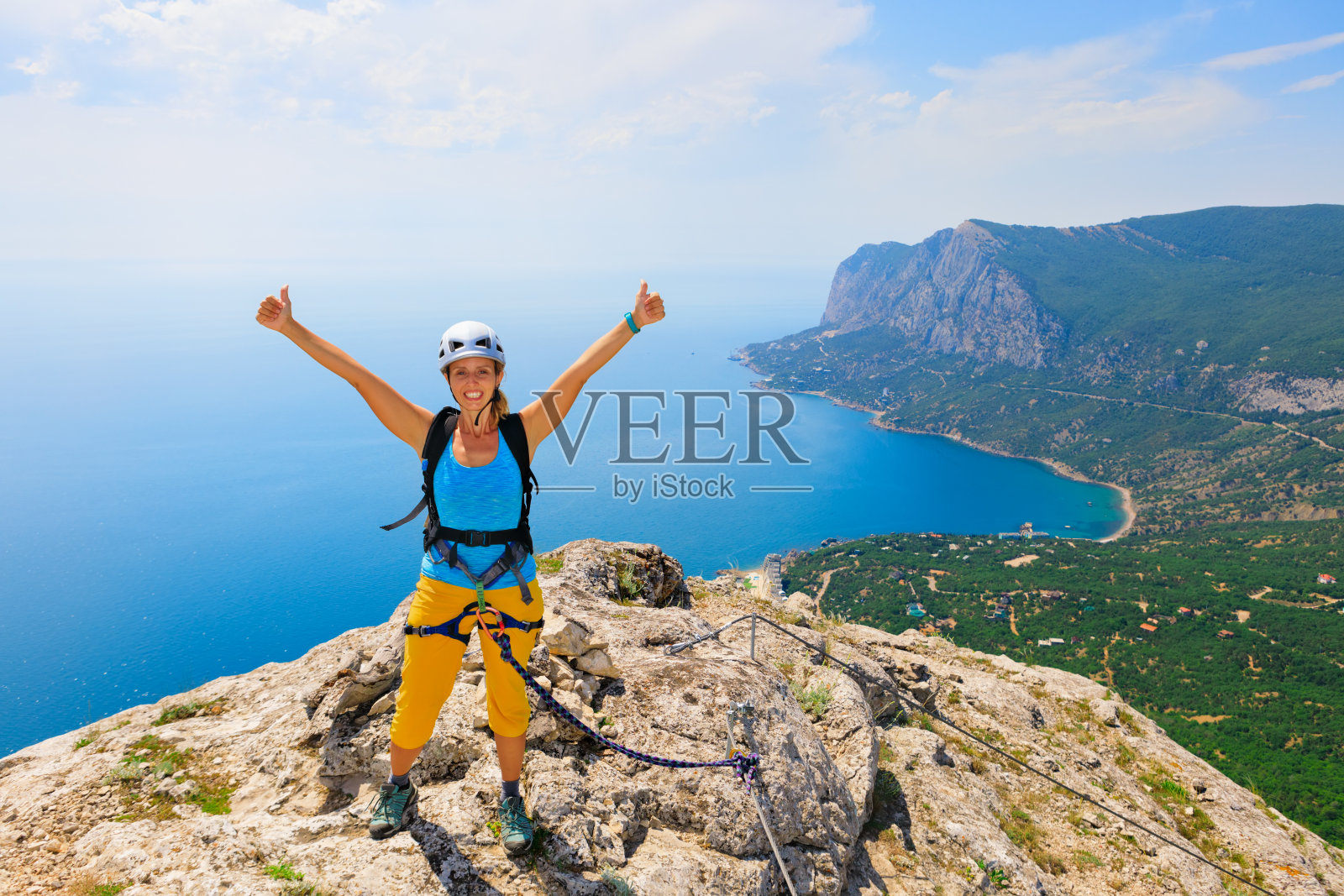 幸福的年轻女子站在山顶照片摄影图片