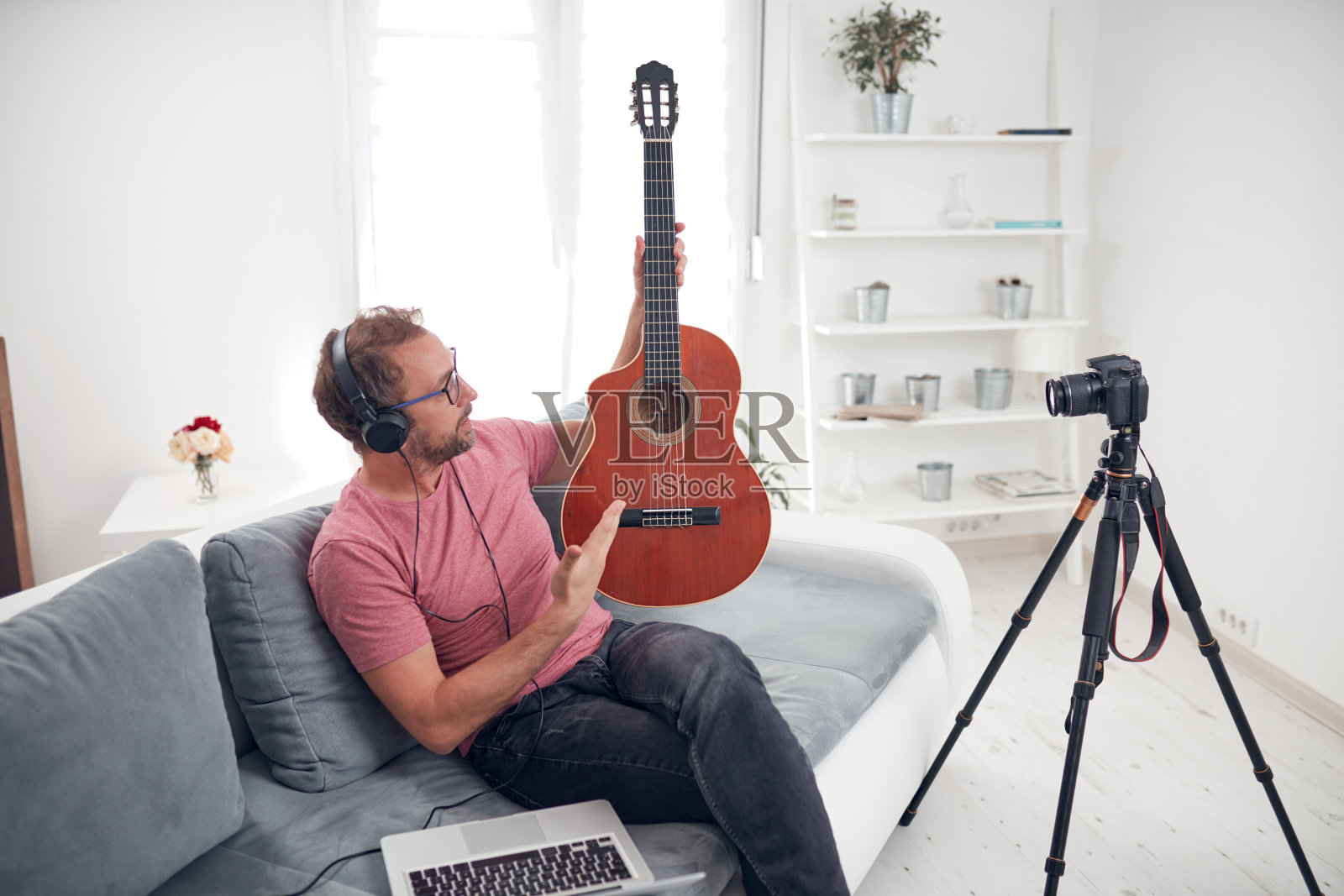 吉他手制作视频课程和教程的互联网视频网站课程。照片摄影图片