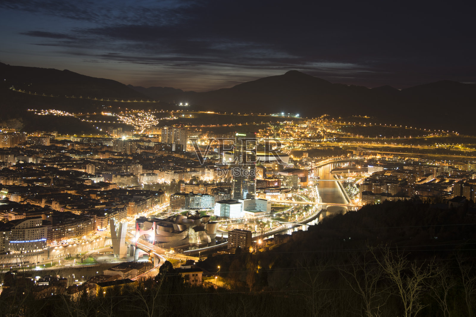 从阿特赞达的视角在毕尔巴鄂，比斯开，巴斯克国家，西班牙，欧洲的城市夜景。照片摄影图片