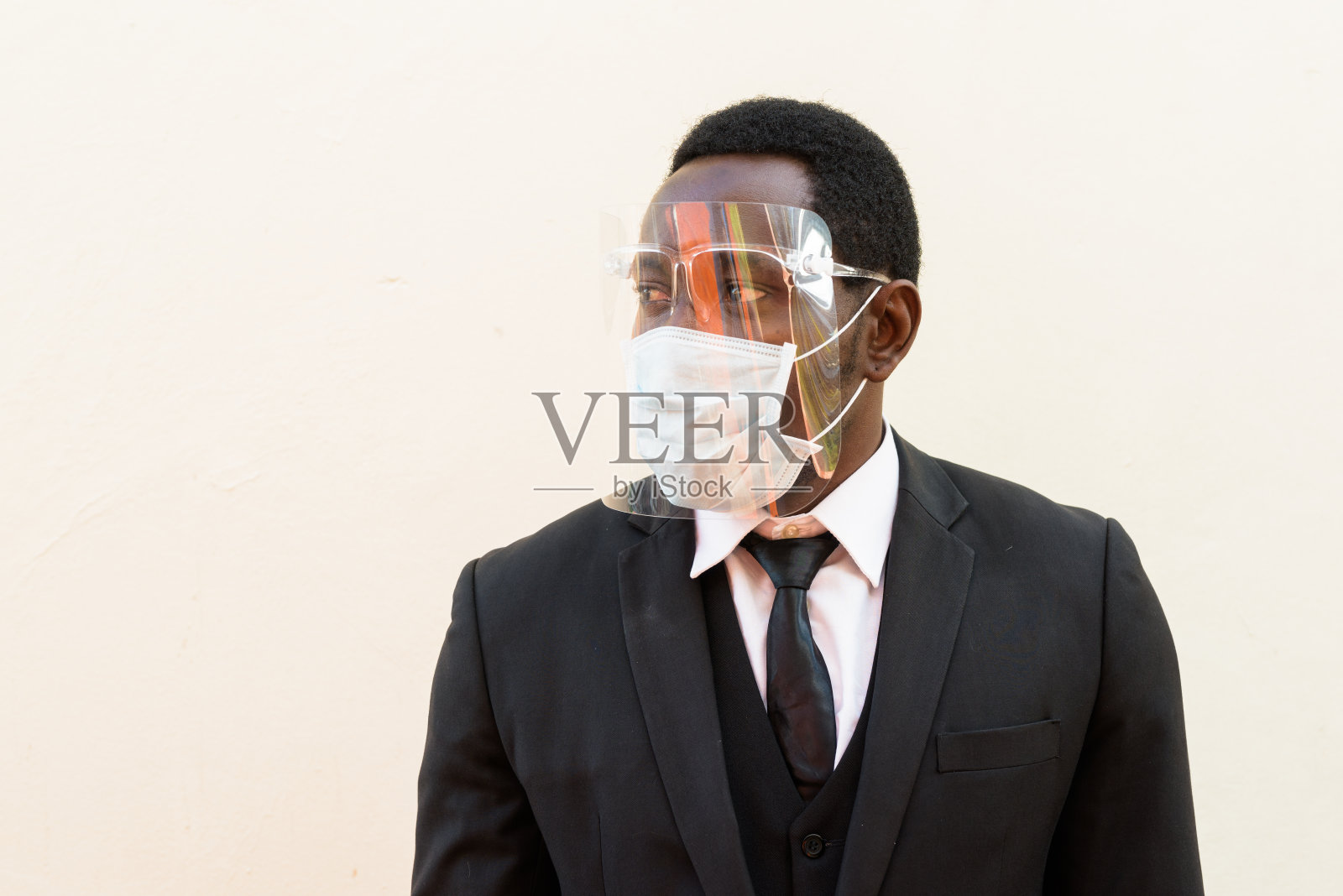 非洲商人的脸戴着面具和面罩思考在白色的背景下照片摄影图片