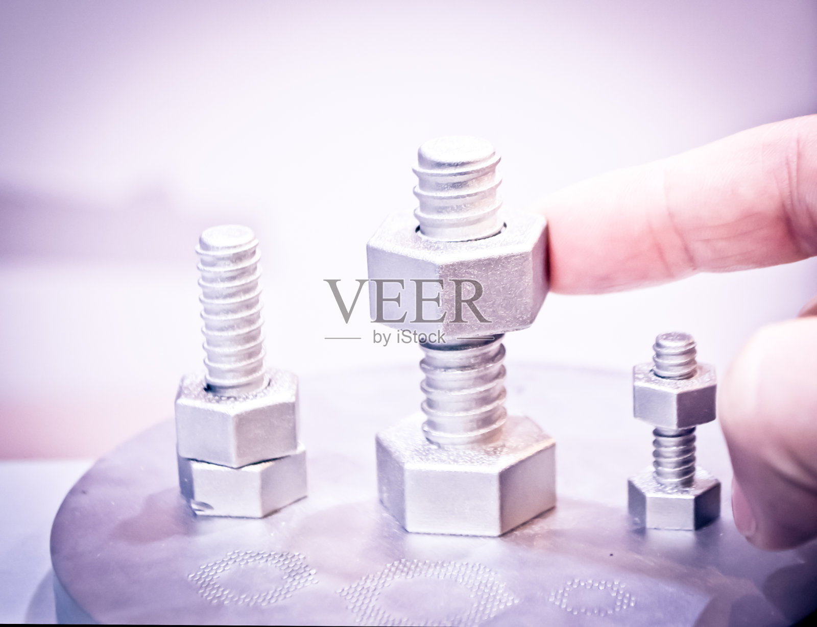 男子转动在金属3D打印机上打印物体的细节照片摄影图片