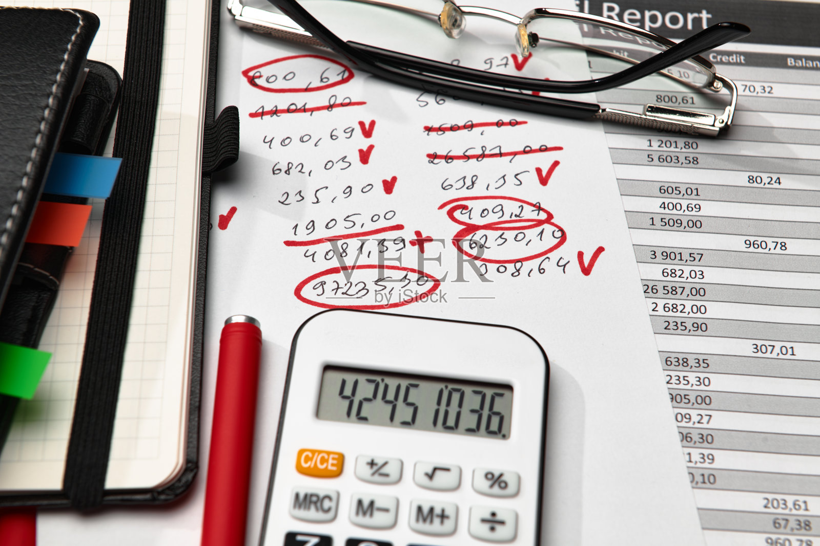 顶部查看办公室员工的办公桌-工作与财务报告，分析和会计，表格和图表，各种办公室项目簿记照片摄影图片