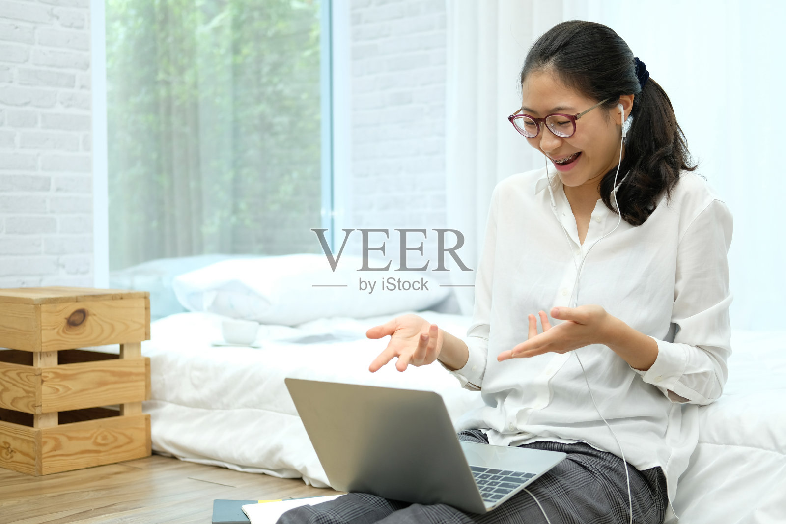 女商人在网上视频会议中与同事交谈。在家里工作照片摄影图片