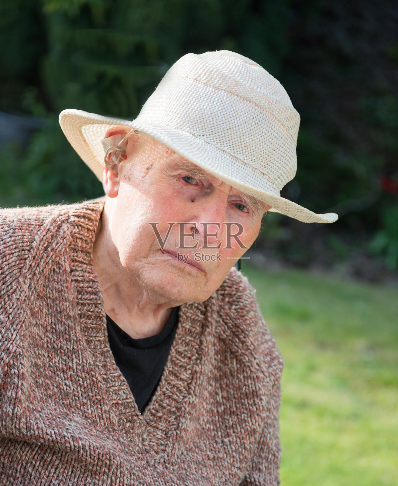 坐在轮椅上的老人，汉普郡，英格兰，英国照片摄影图片