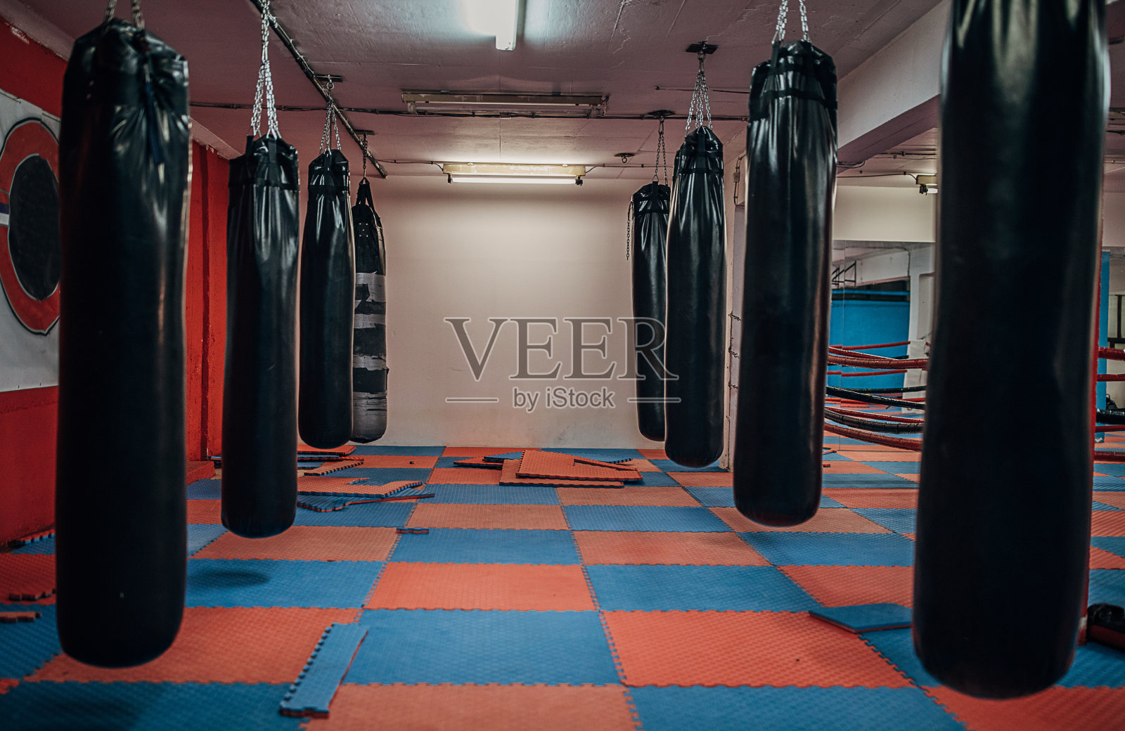 拳击台和几个沙袋，没人照片摄影图片