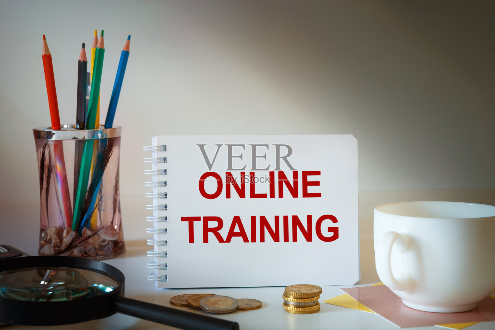 桌面文件，计算器和笔记本。铭文在线培训照片摄影图片