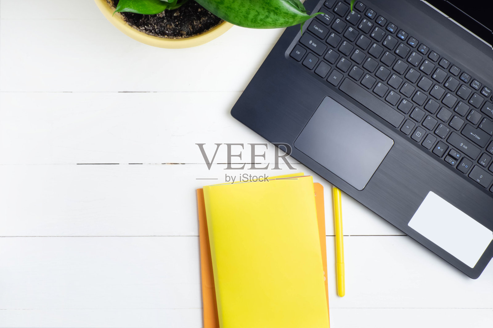 在线教育或学习概念俯视图。在家里工作。远程工作。笔记本电脑，白色木制背景的书。本空间照片摄影图片