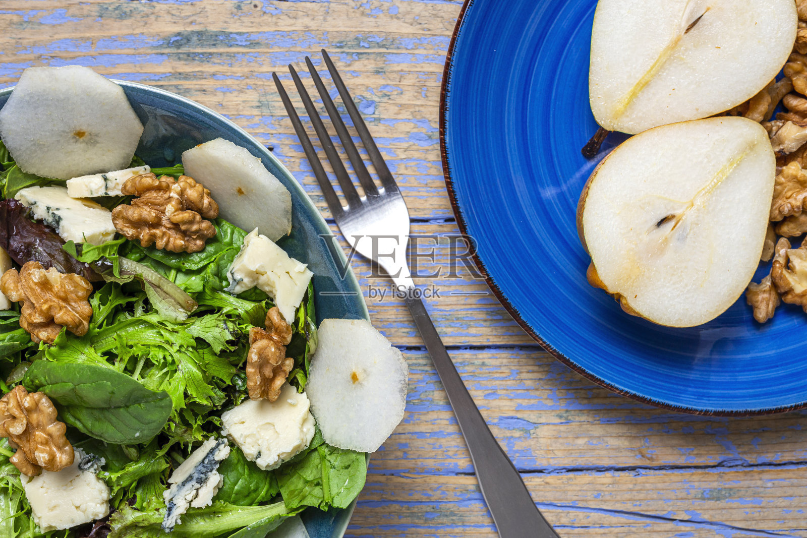 自制生菜沙拉配蓝乳酪、核桃和梨照片摄影图片