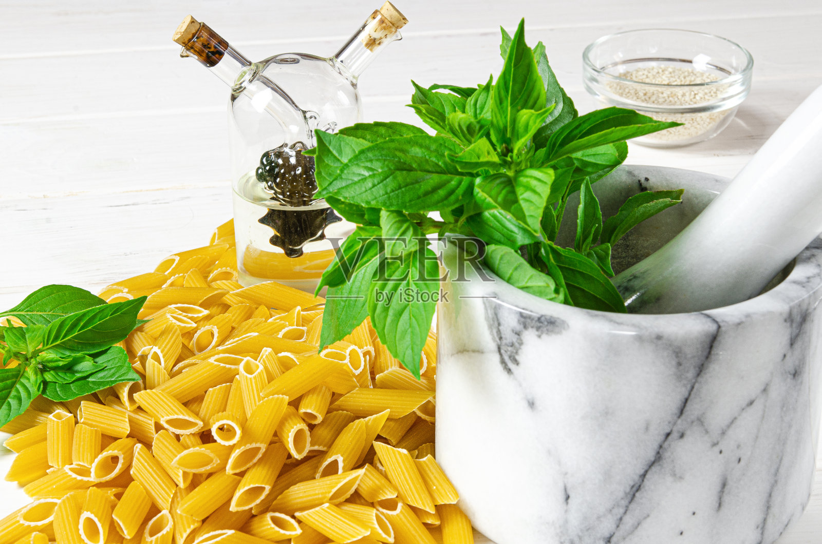 素面酱与绿色罗勒的配料照片摄影图片