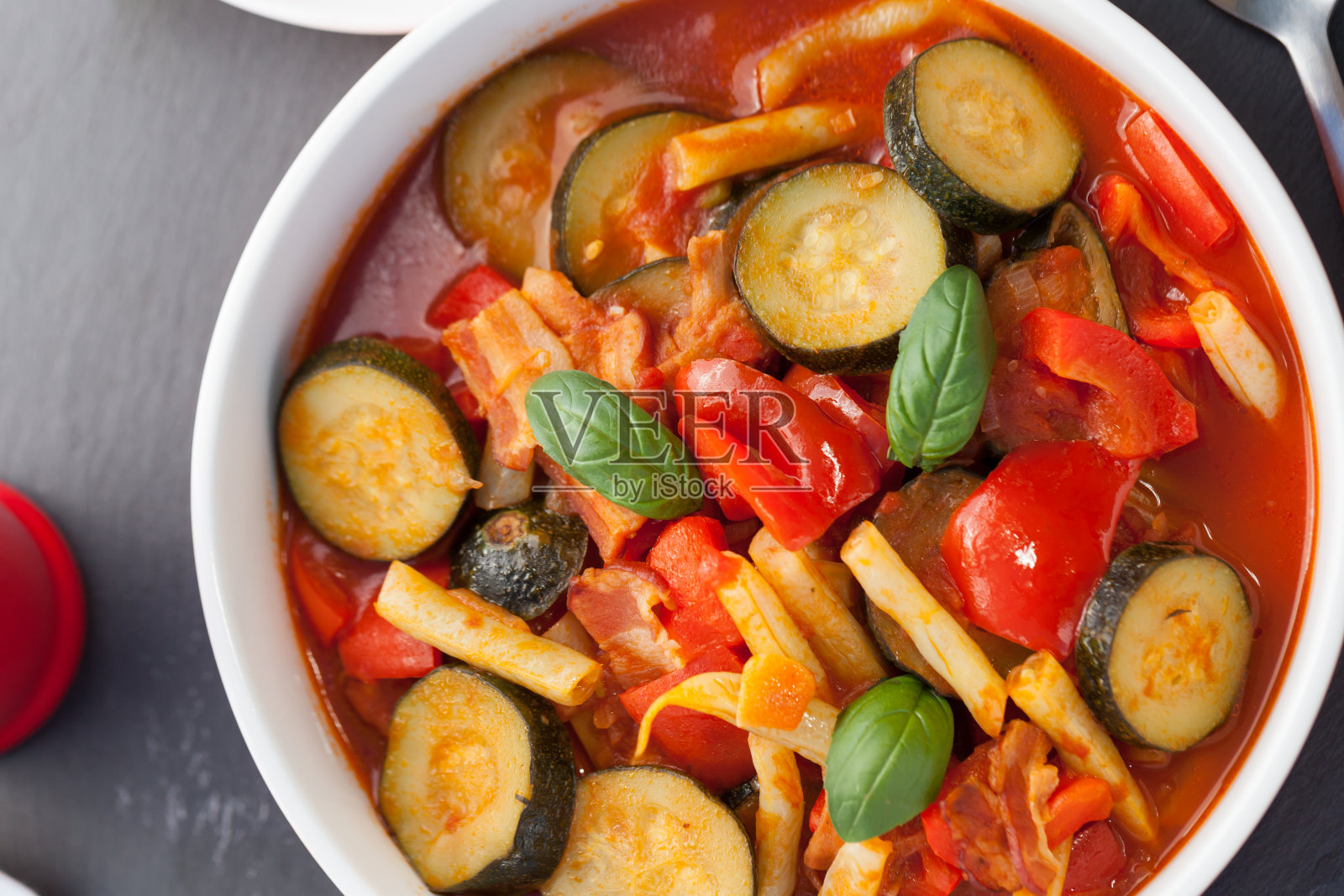 红辣椒、番茄和青豆炖菜。照片摄影图片