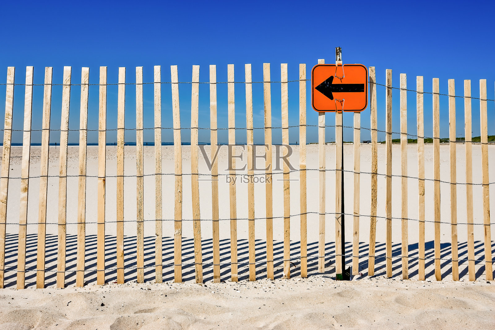海滩上的警告标志照片摄影图片