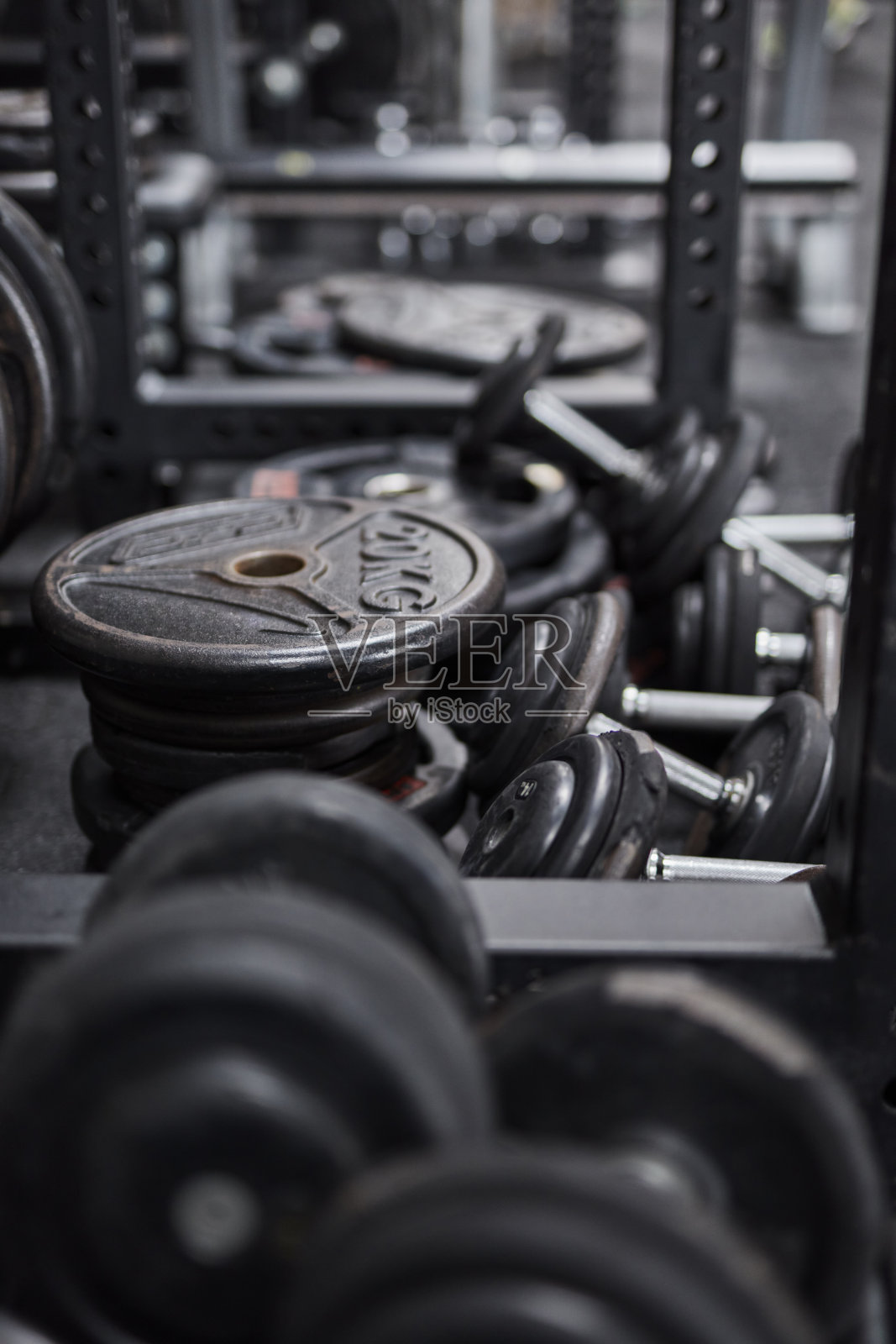 架子和哑铃准备锻炼。健身器材照片摄影图片