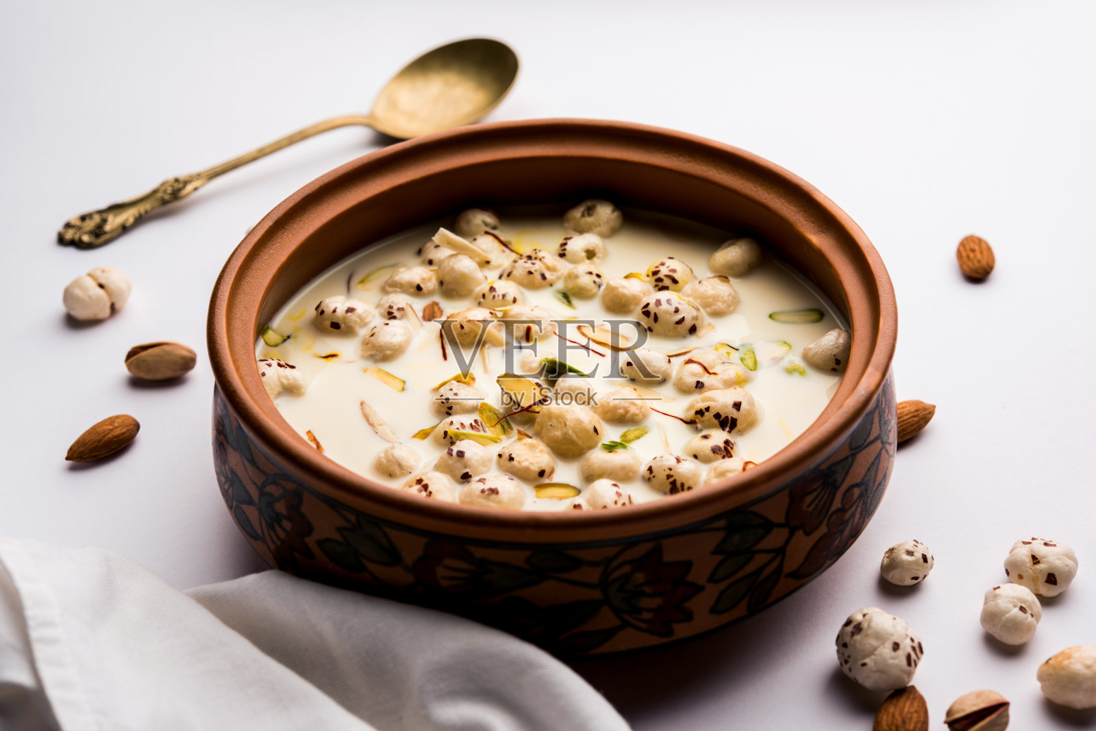 甜烤Makhana Kheer是一个印度甜点食谱，在碗中与干果装饰照片摄影图片