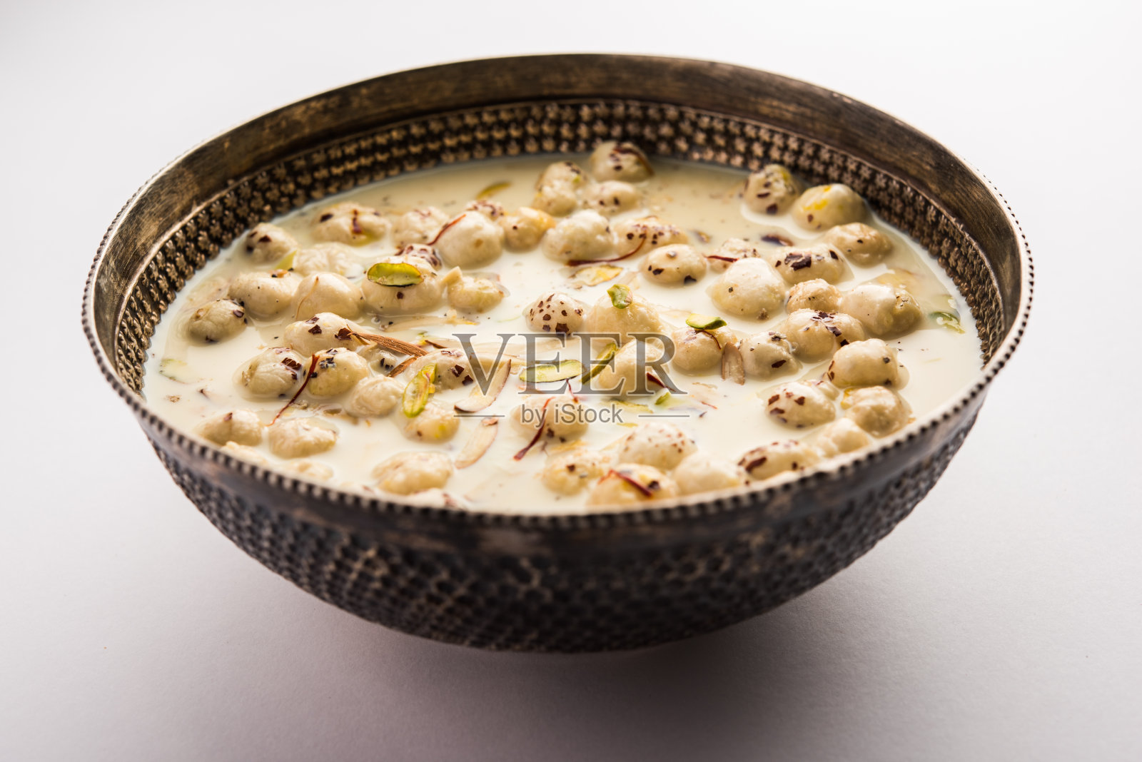 甜烤Makhana Kheer是一个印度甜点食谱，在碗中与干果装饰照片摄影图片
