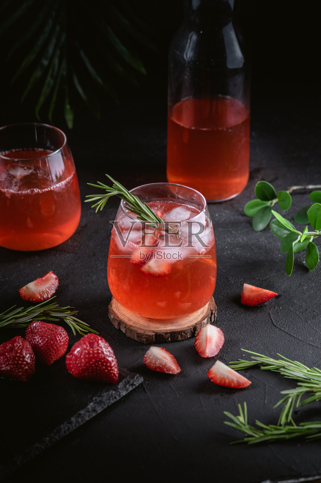 草莓冰柠檬水照片摄影图片