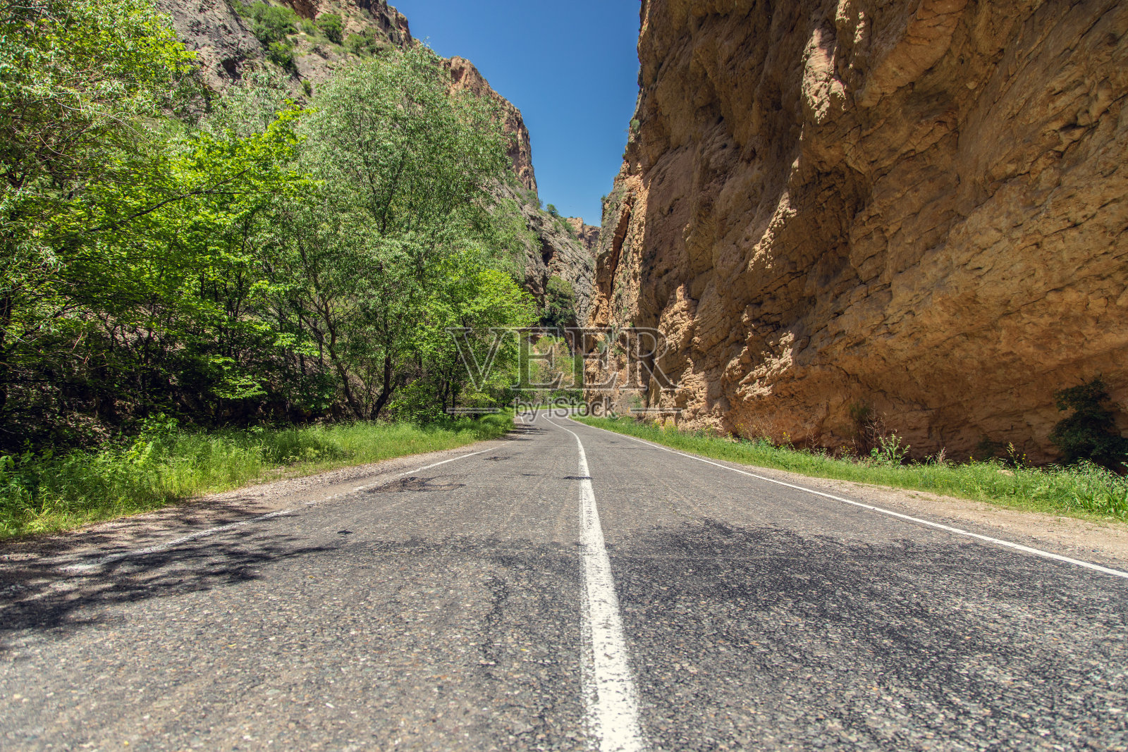 沥青路面和岩石照片摄影图片