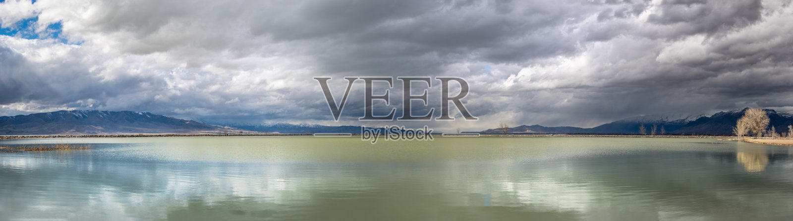 戏剧性的天空在犹他湖全景照片摄影图片