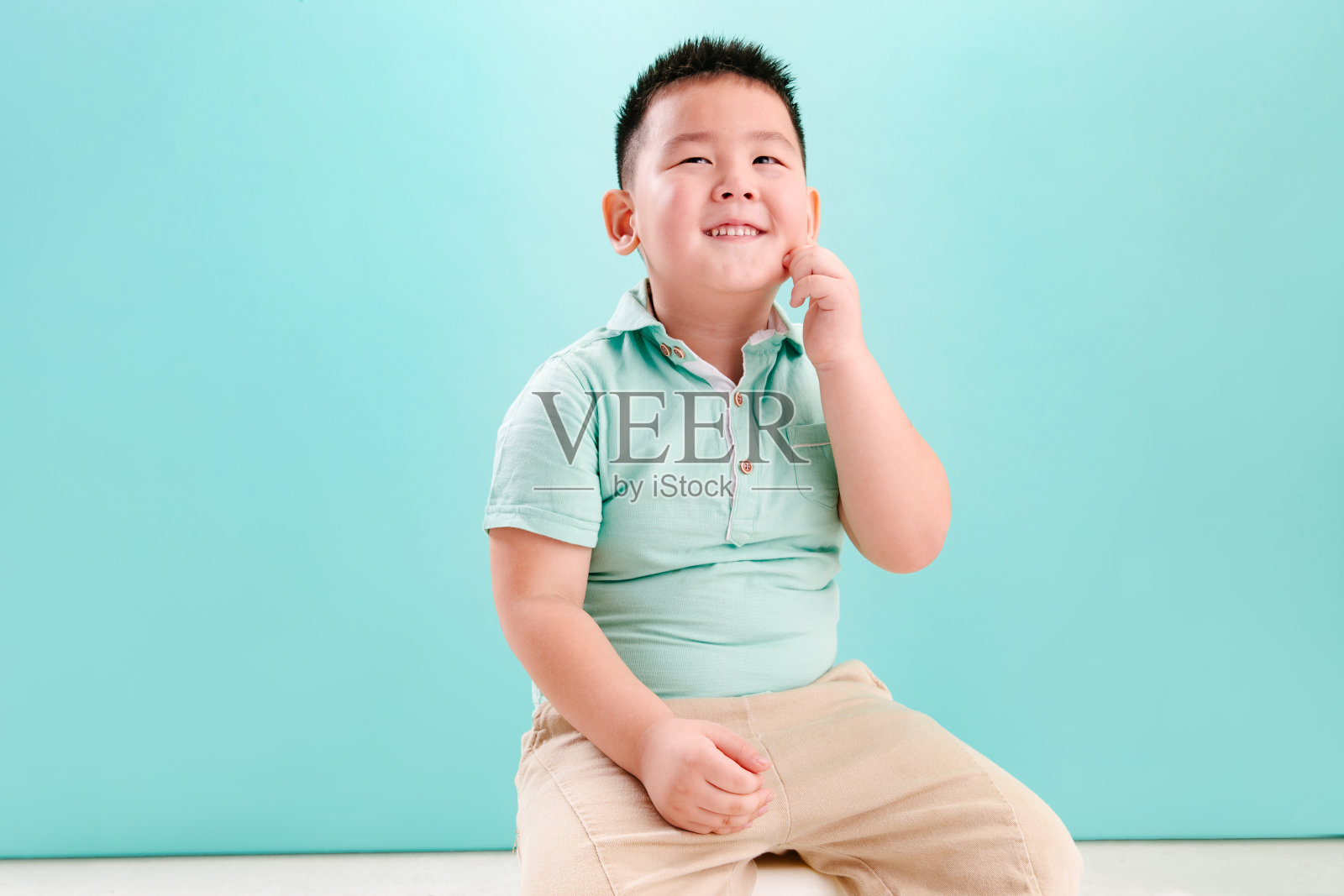 小男孩可爱的脸照片摄影图片