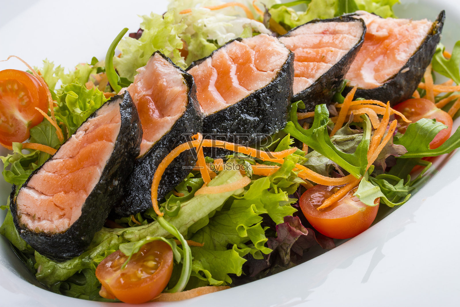 白盘子里的沙拉、炸金枪鱼和蔬菜照片摄影图片