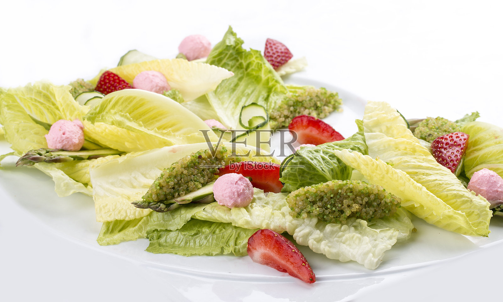 白色背景上有草莓和甜奶酪的沙拉。饮食的菜照片摄影图片