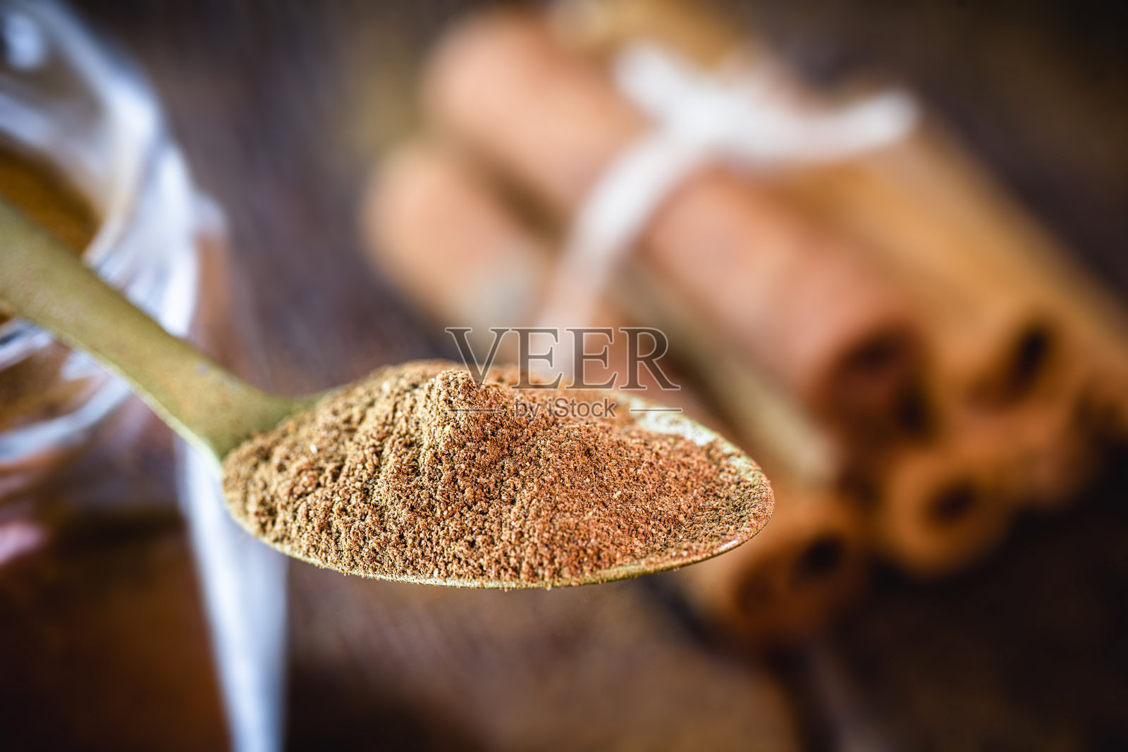 肉桂粉和肉桂粉，有一个点焦点。烹饪香料的微距摄影。照片摄影图片