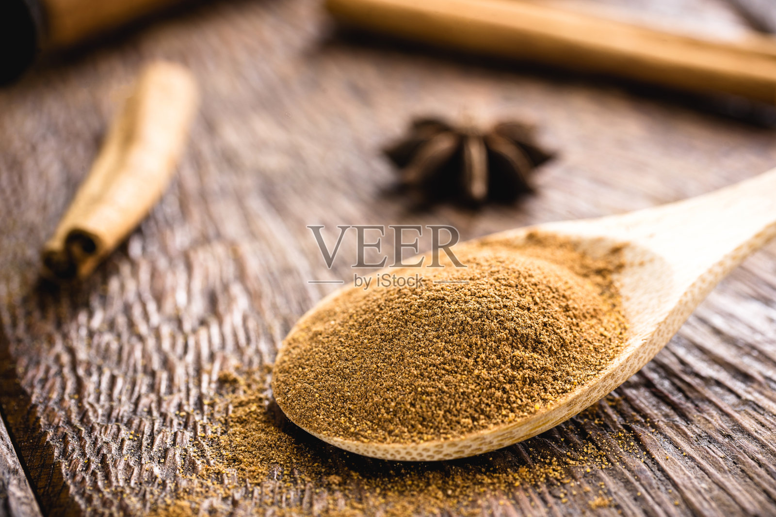 树皮肉桂切成小堆。肉桂、烹饪调味品。照片摄影图片