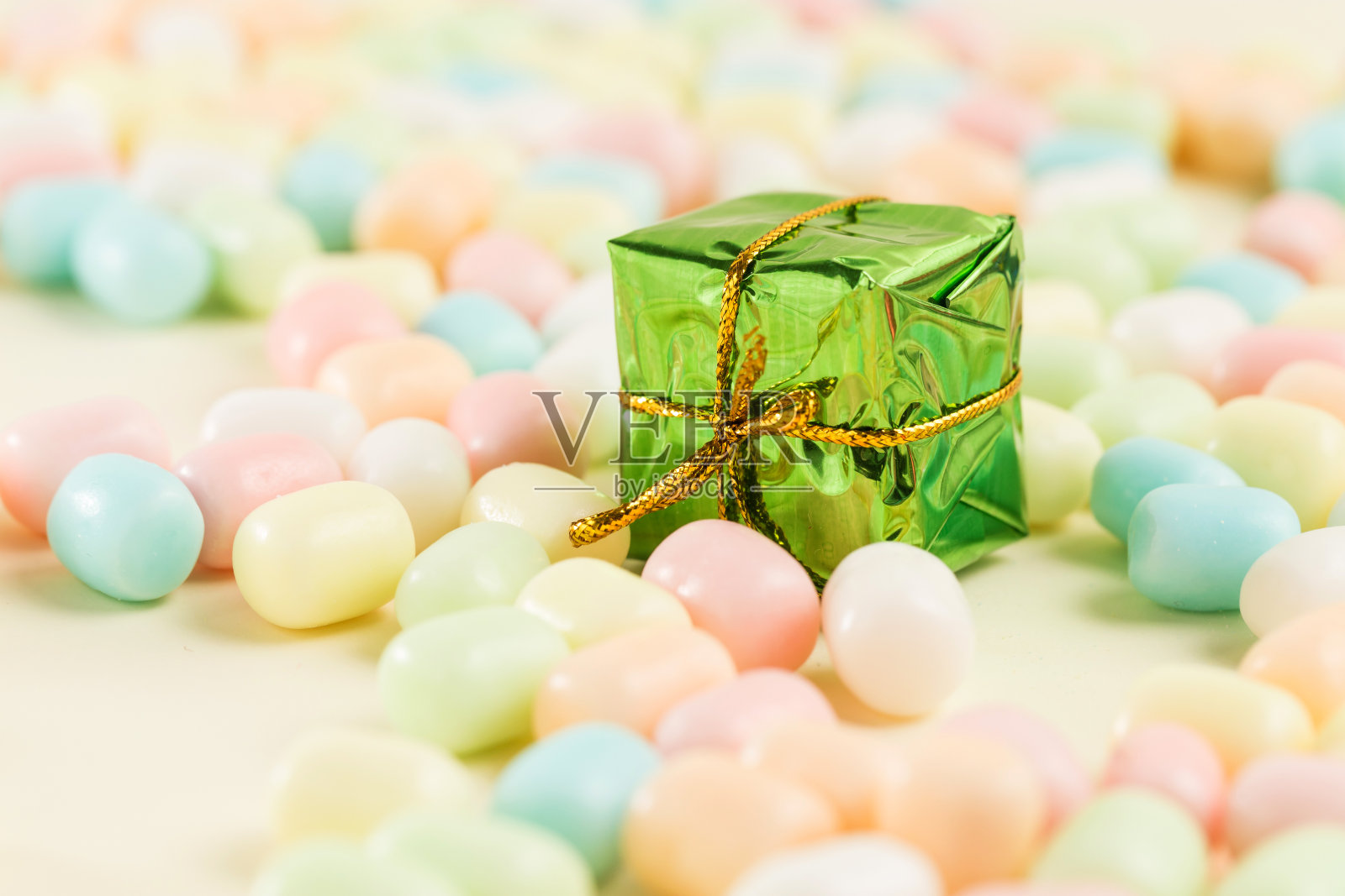 五颜六色的糖果和精美的礼物照片摄影图片