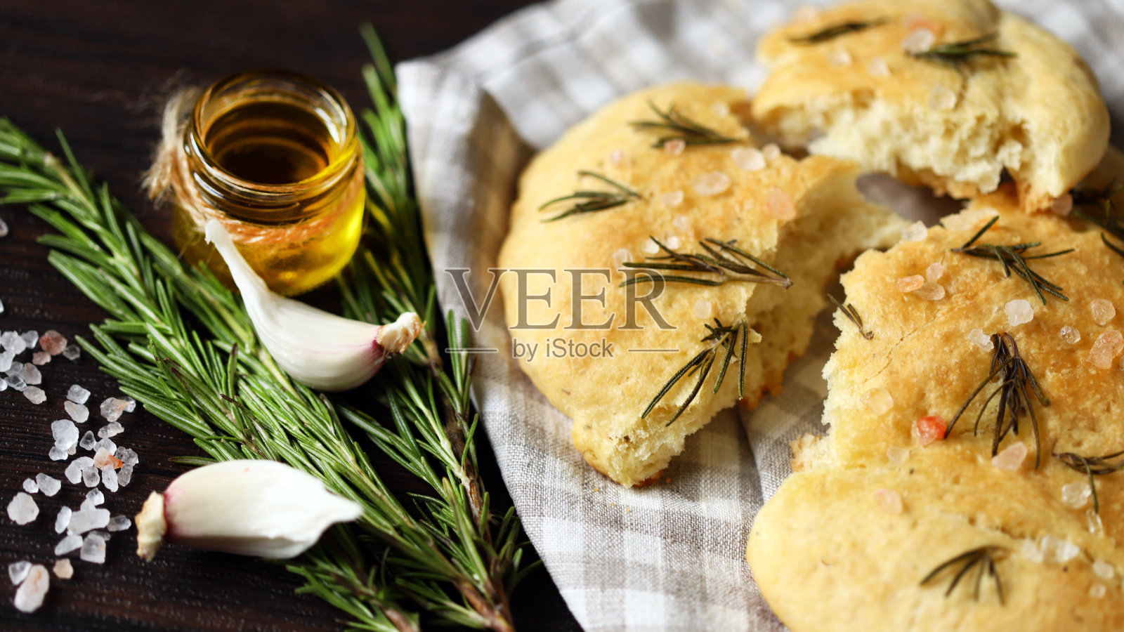 新鲜的自制佛卡夏加盐和迷迭香。照片摄影图片