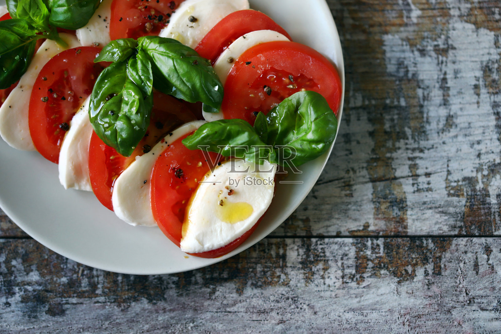 意大利意大利番茄沙拉。在家做饭。照片摄影图片