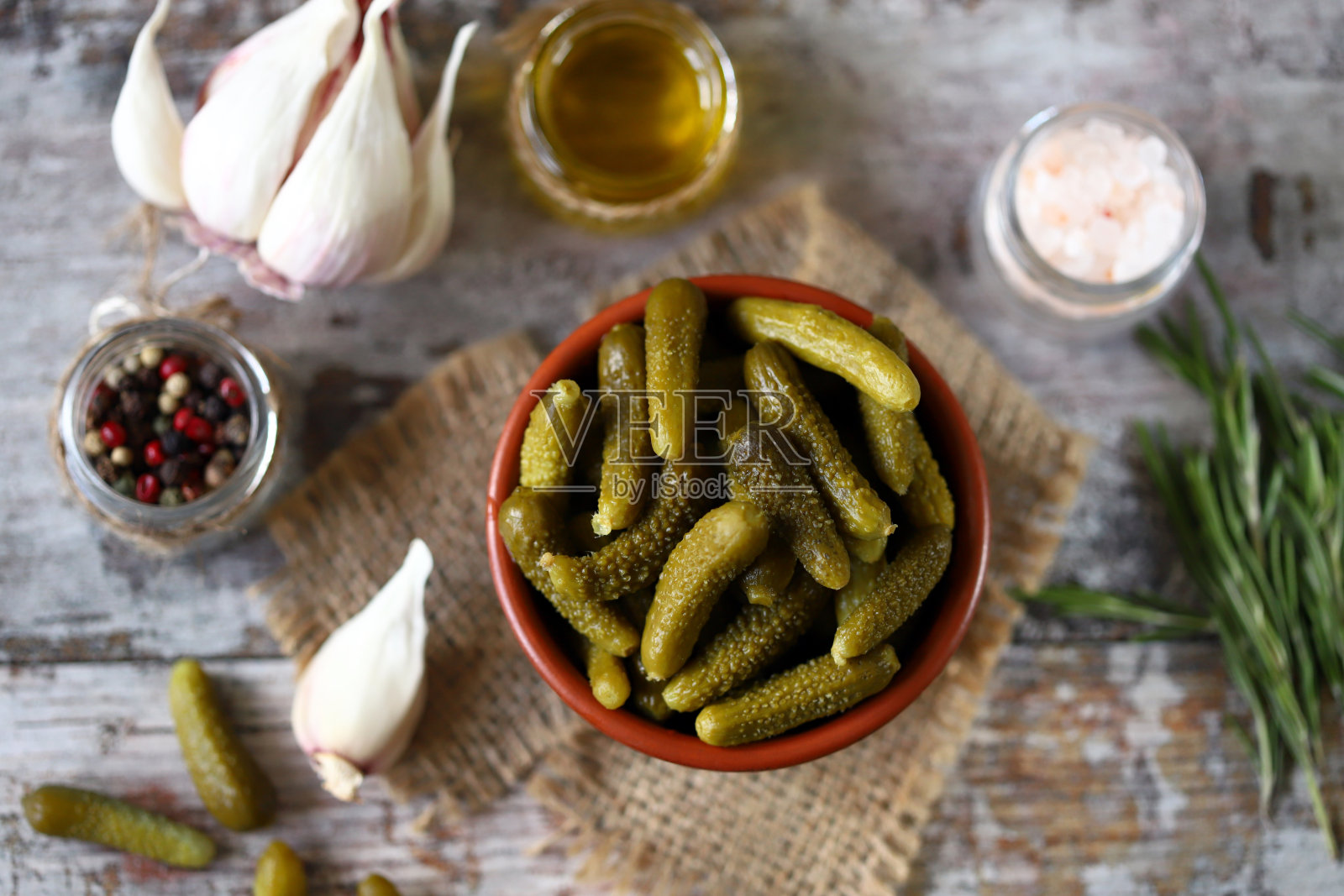 腌黄瓜。照片摄影图片