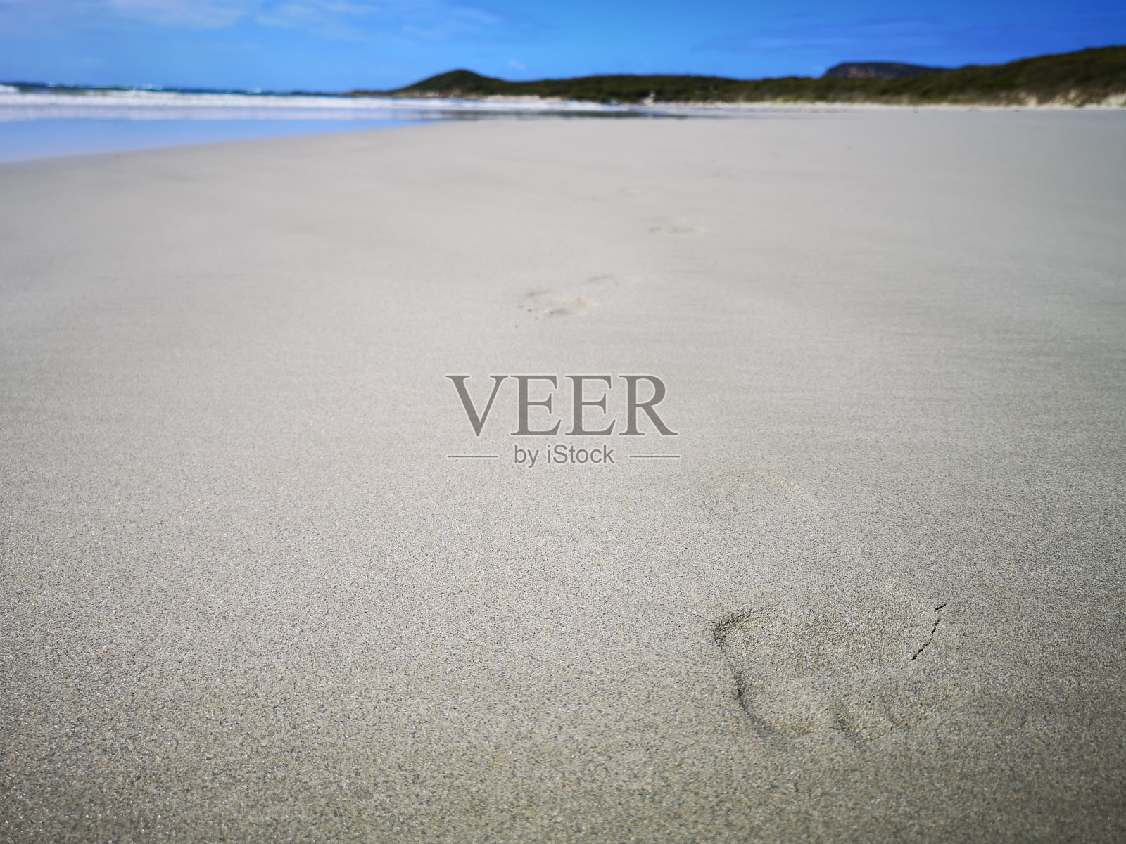 走在海滩上照片摄影图片