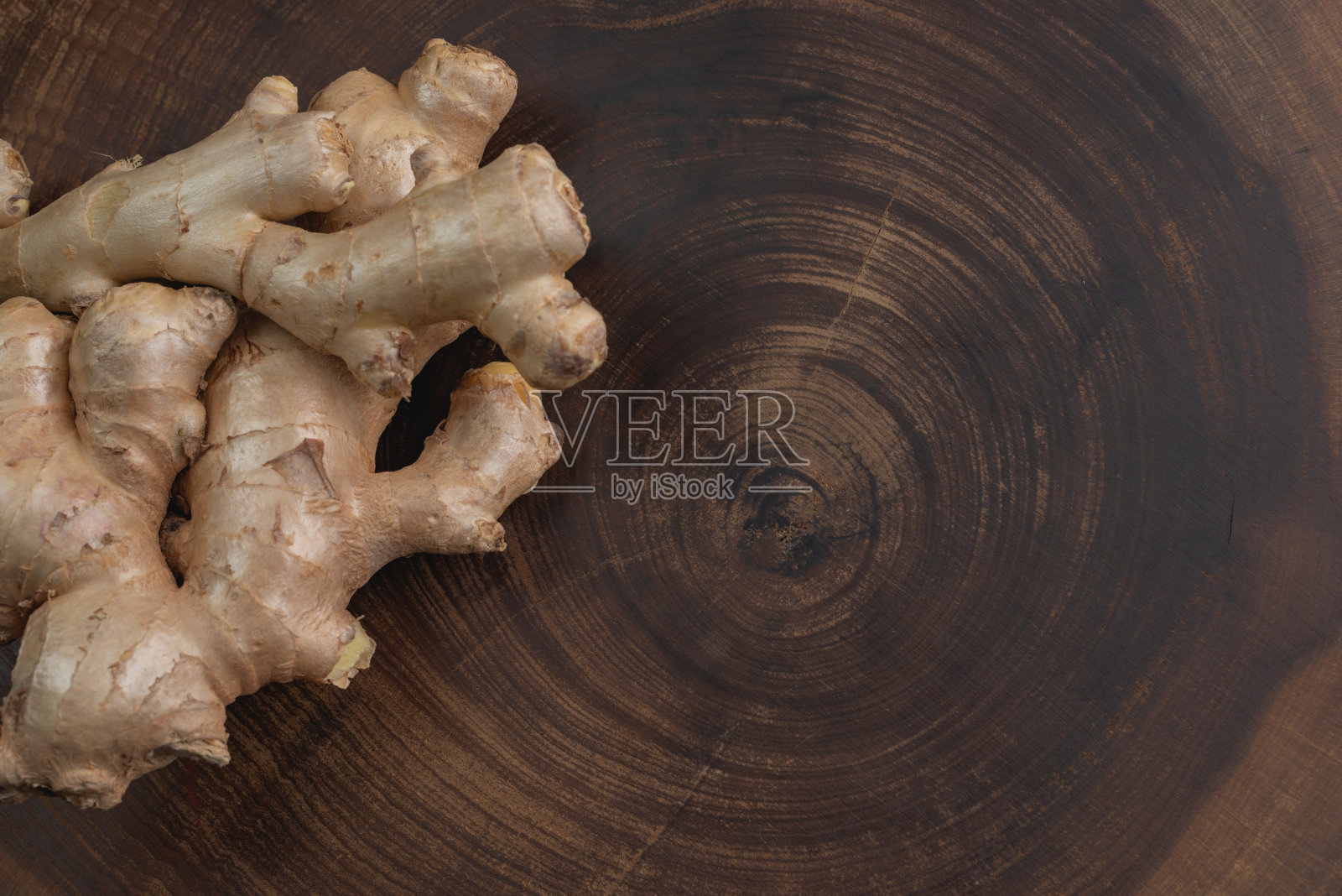 新鲜姜在木桩背景与拷贝空间照片摄影图片