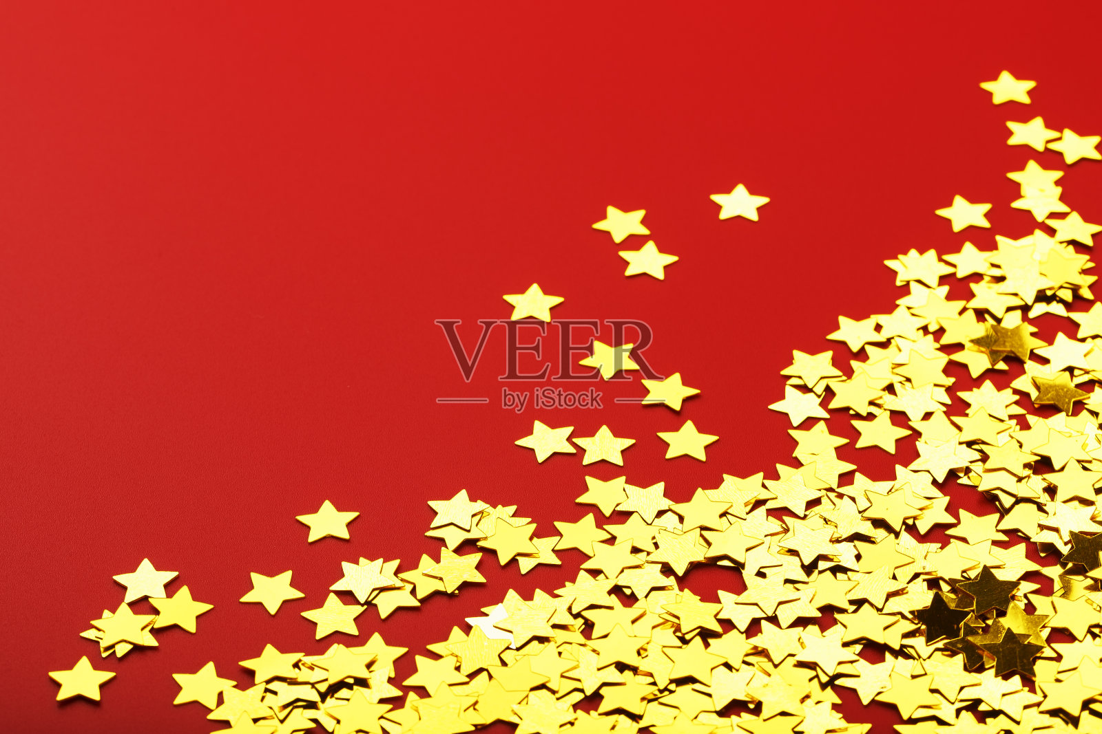 红色背景上散落的金色星星。贺卡，标题和网站概念。照片摄影图片