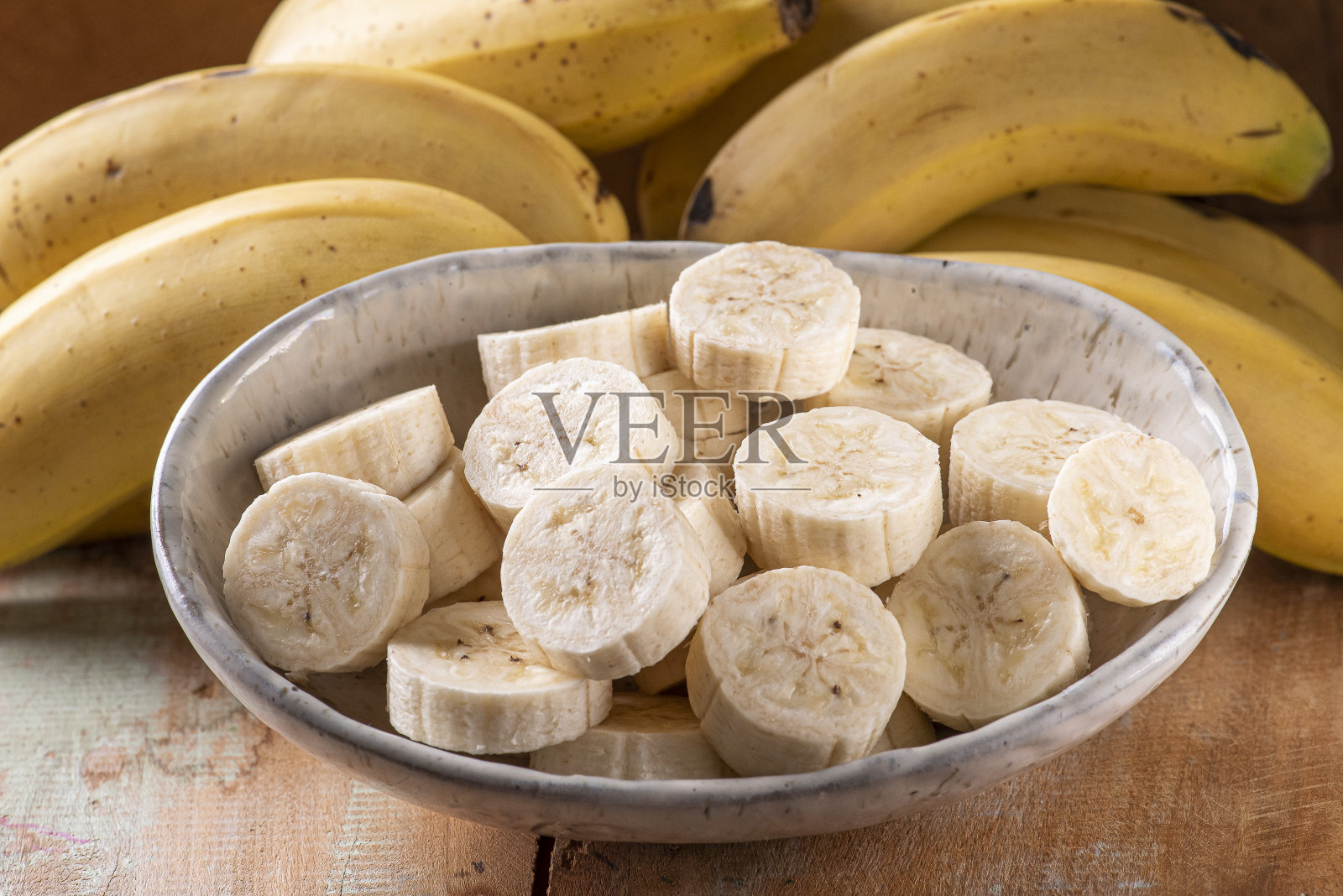 整根切好的香蕉放在碗里照片摄影图片
