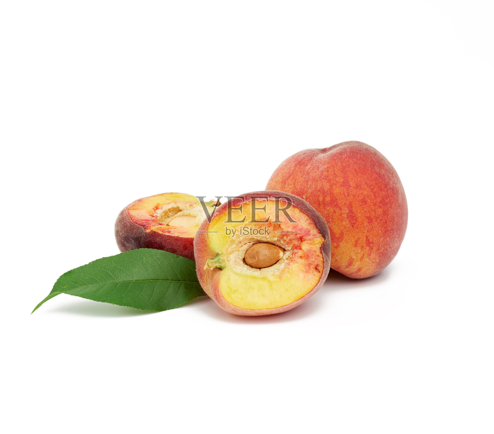 成熟的红桃和绿色的叶子，甜的果实孤立在白色的背景照片摄影图片