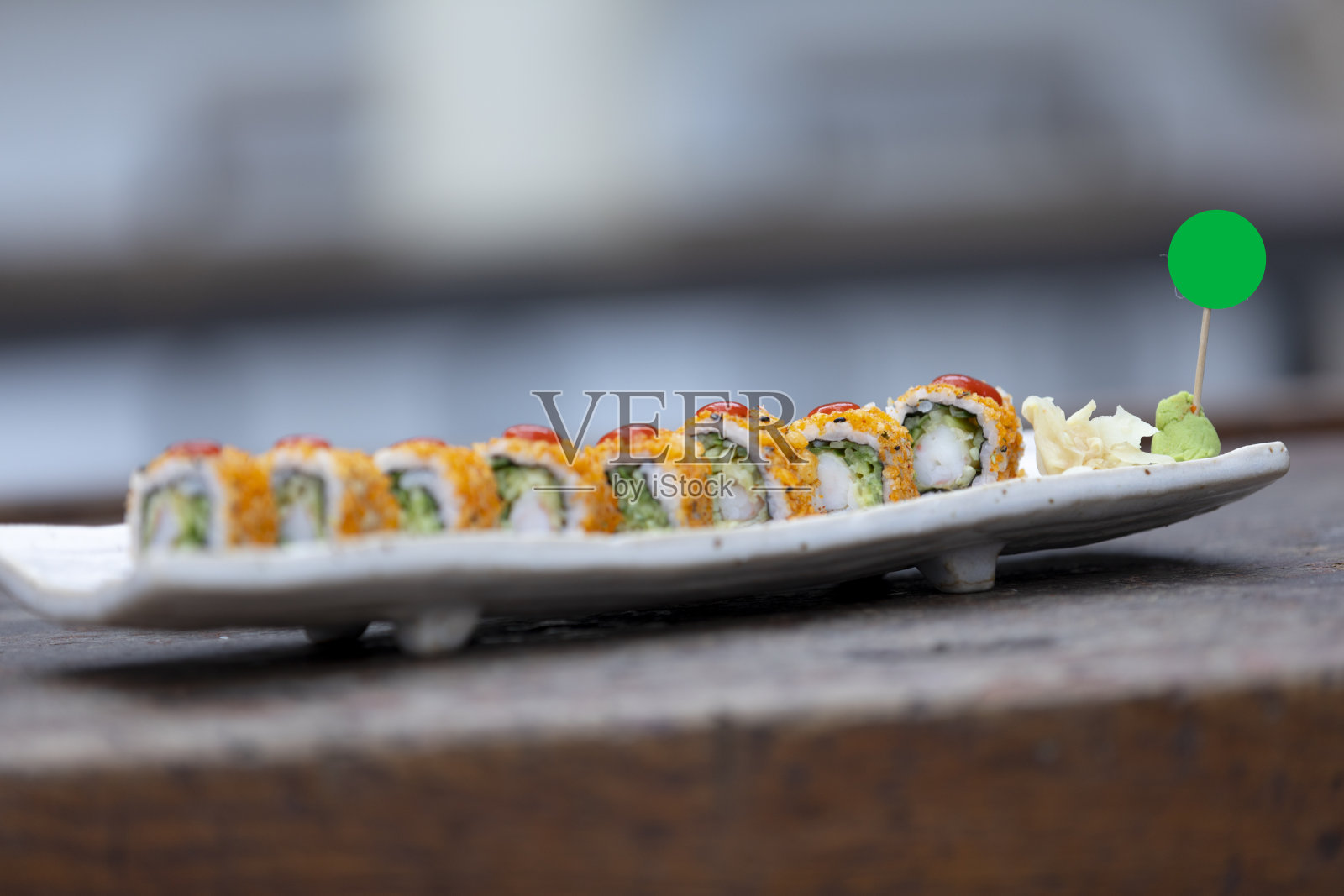 寿司盘在桌子上。照片摄影图片