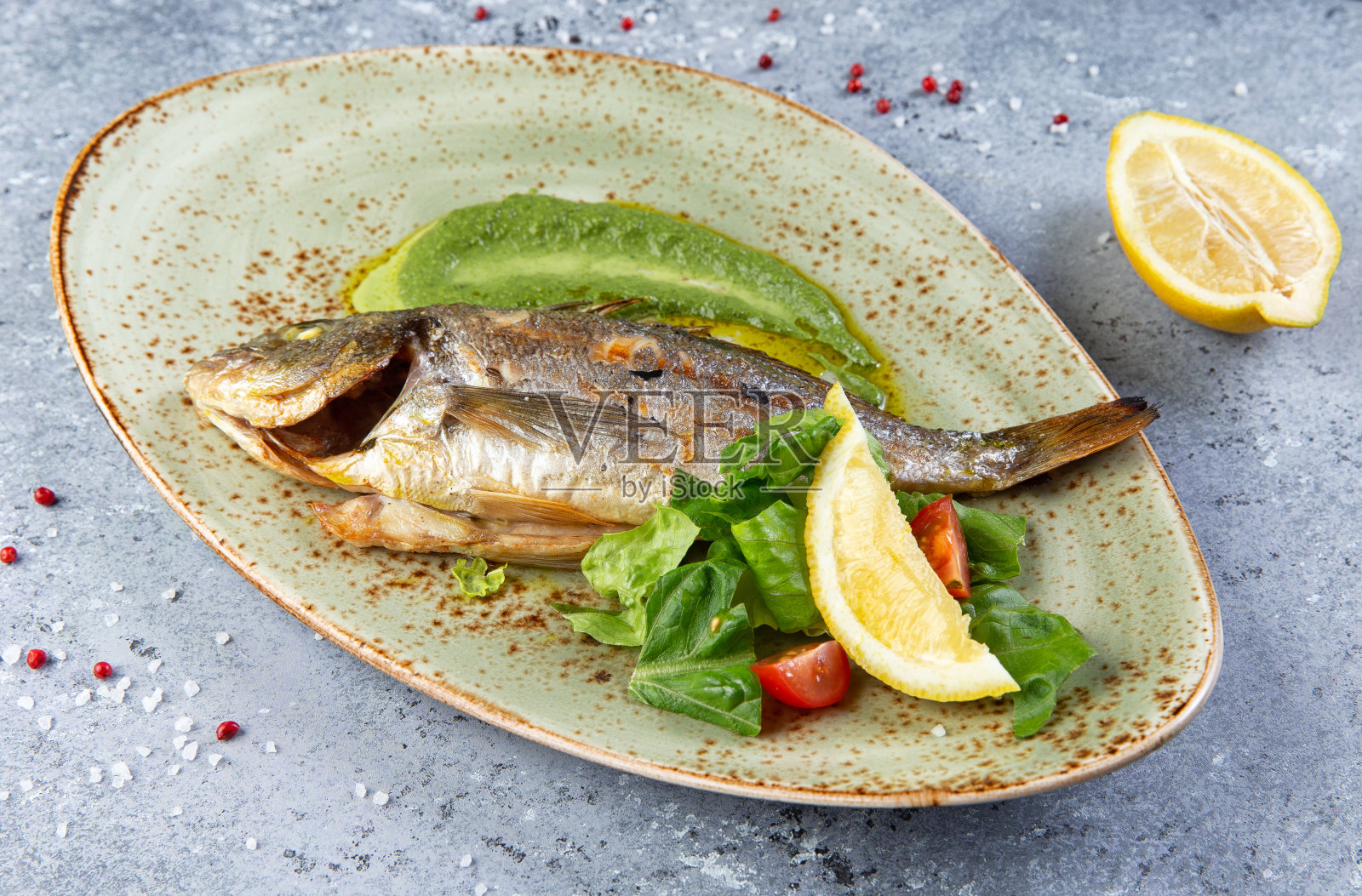 盘装炸多拉多鱼，灰色背景照片摄影图片