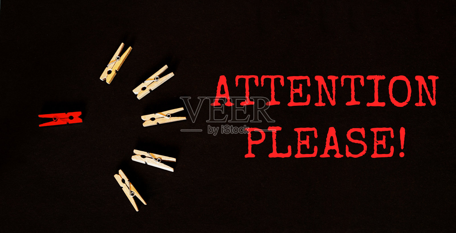 红色和棕色文字-警告!在黑色的背景上照片摄影图片